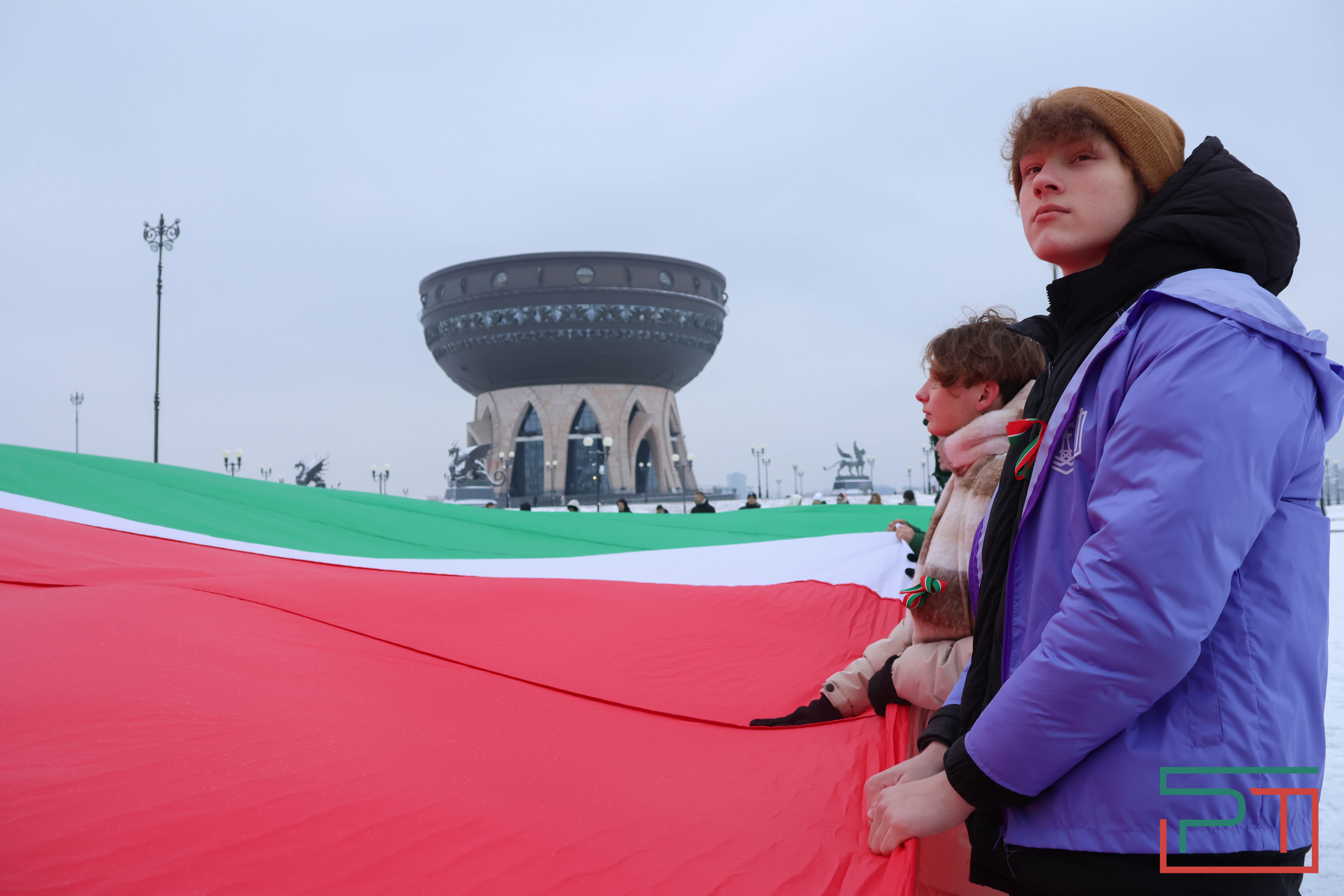 Школьники и студенты в Казани развернули самый большой флаг Татарстана