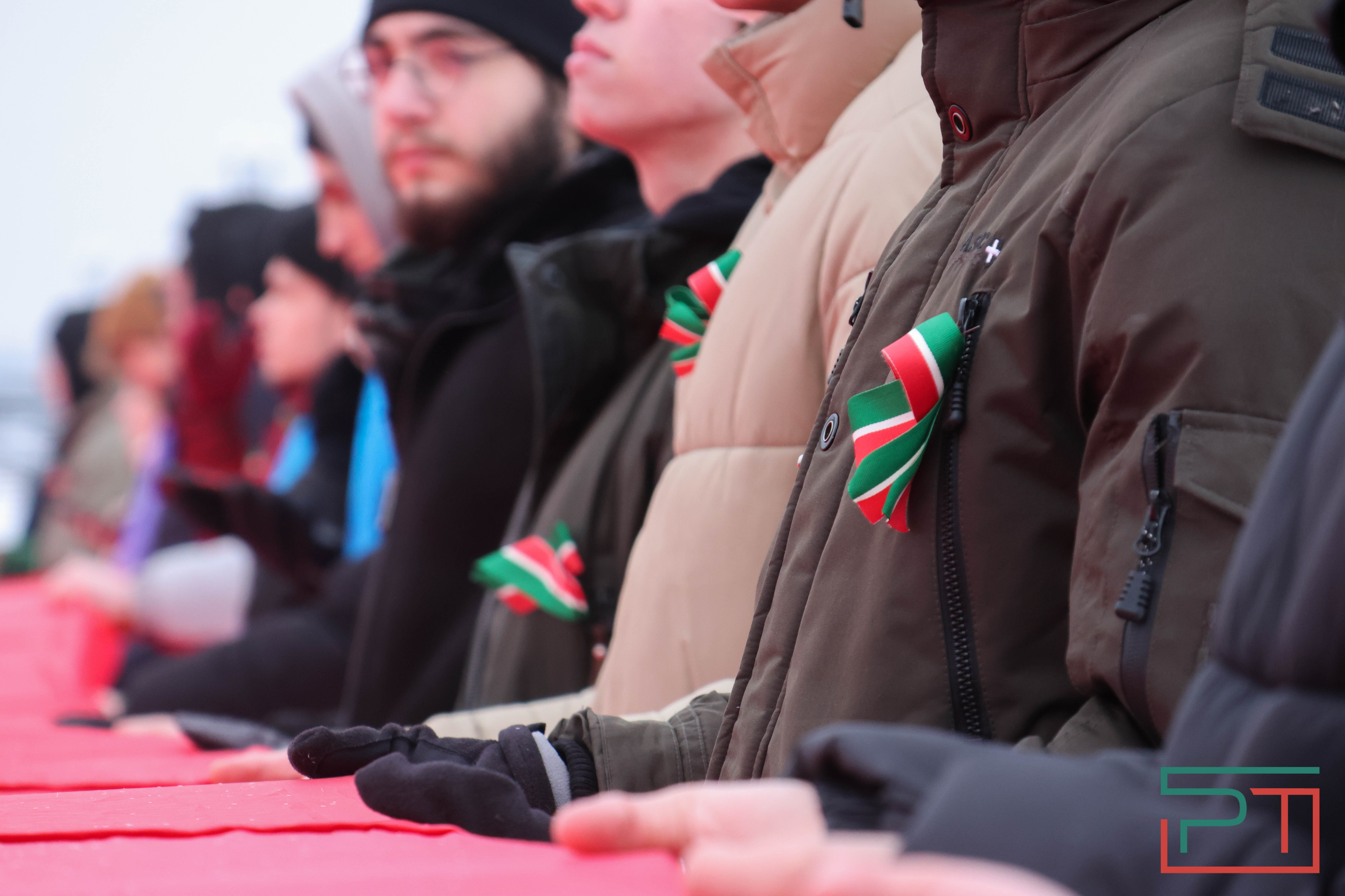 Школьники и студенты в Казани развернули самый большой флаг Татарстана