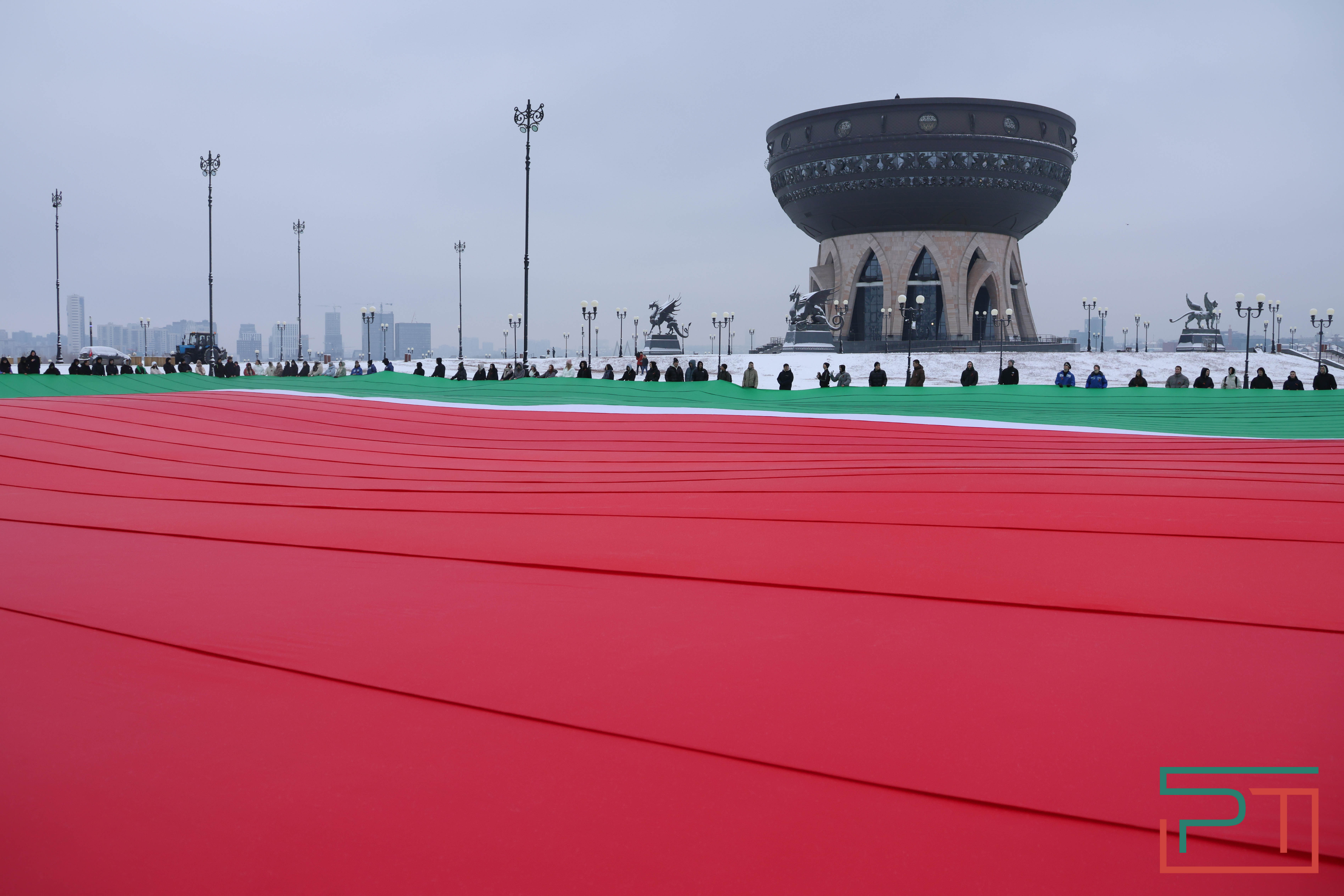 Школьники и студенты в Казани развернули самый большой флаг Татарстана