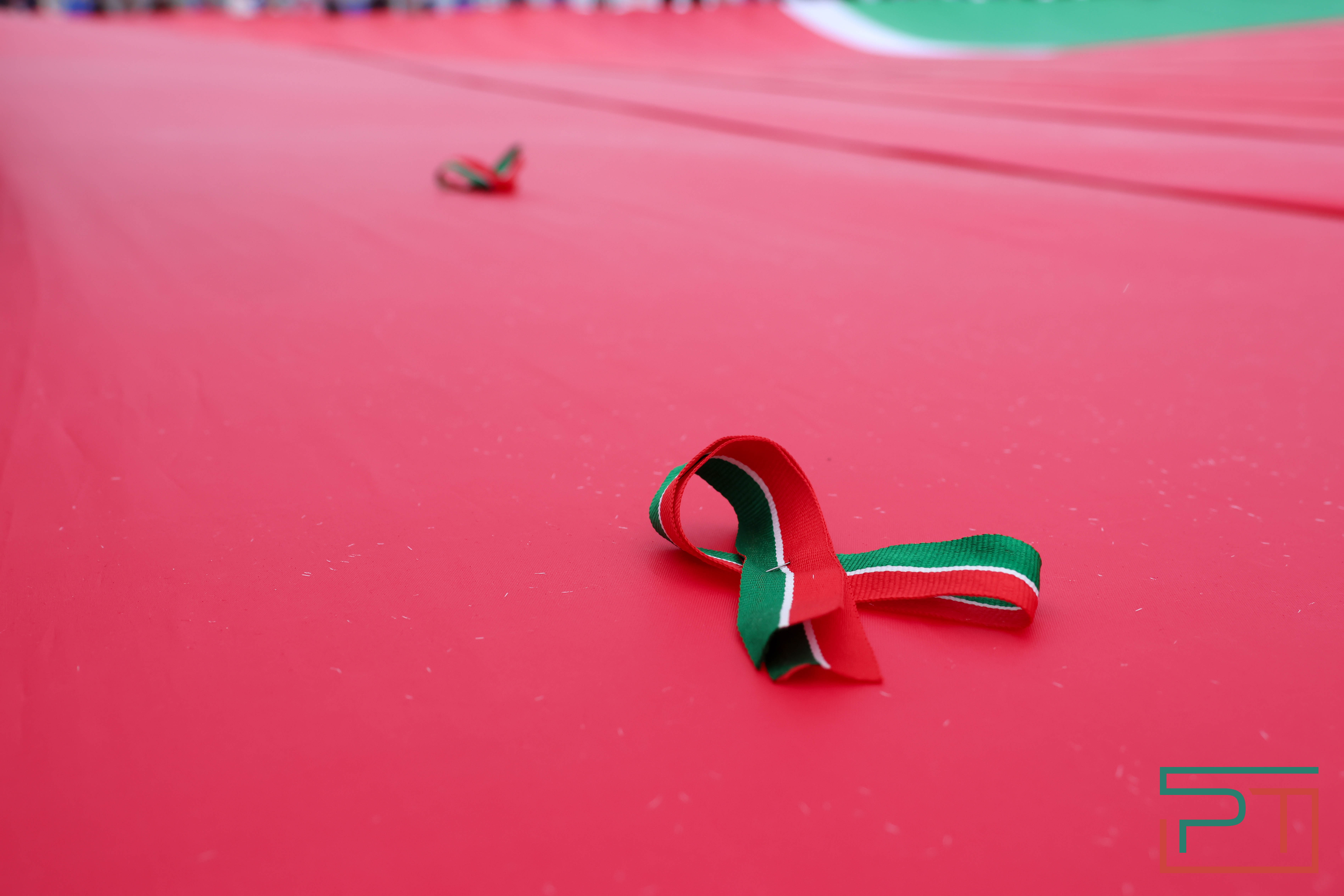 Школьники и студенты в Казани развернули самый большой флаг Татарстана