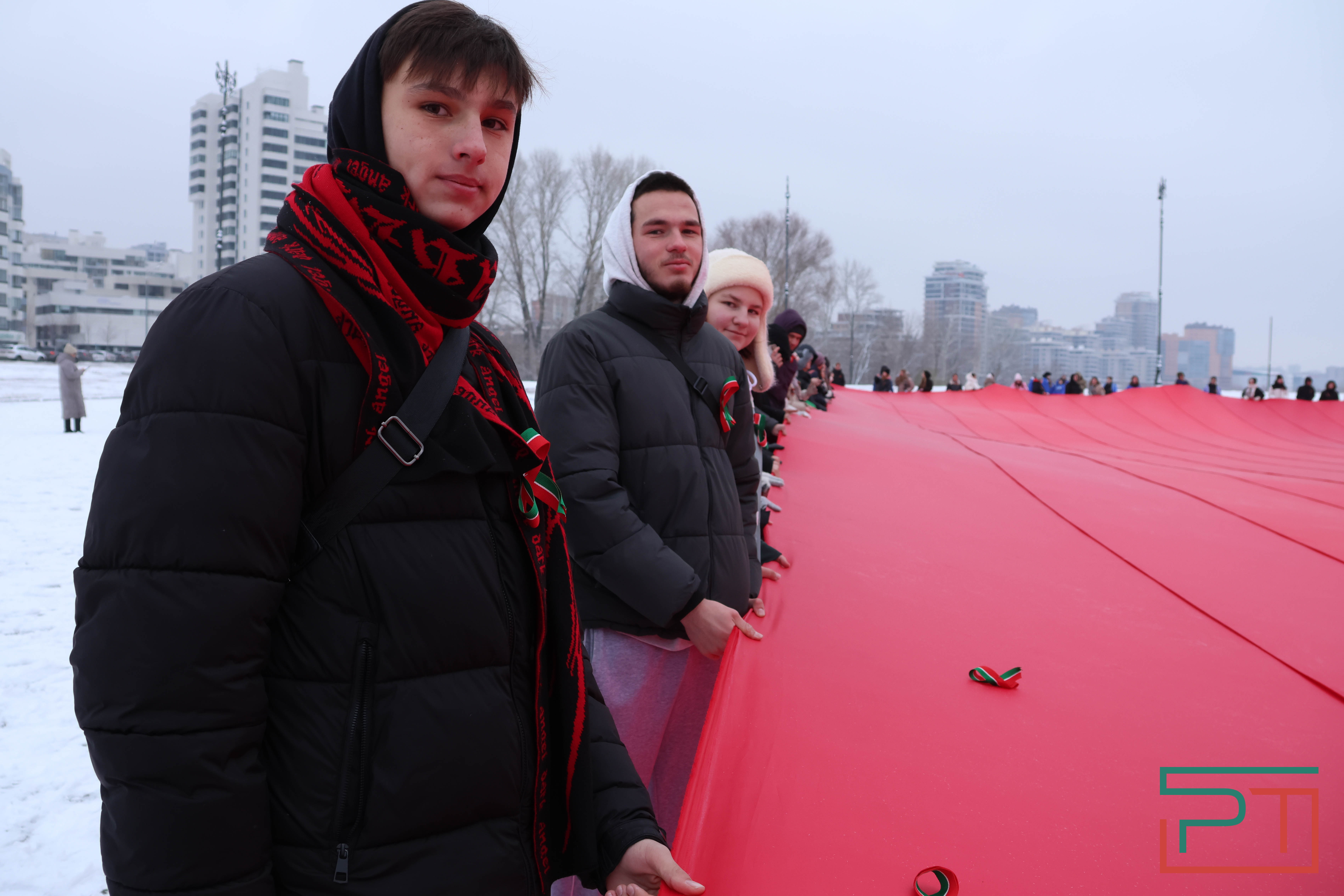 Школьники и студенты в Казани развернули самый большой флаг Татарстана