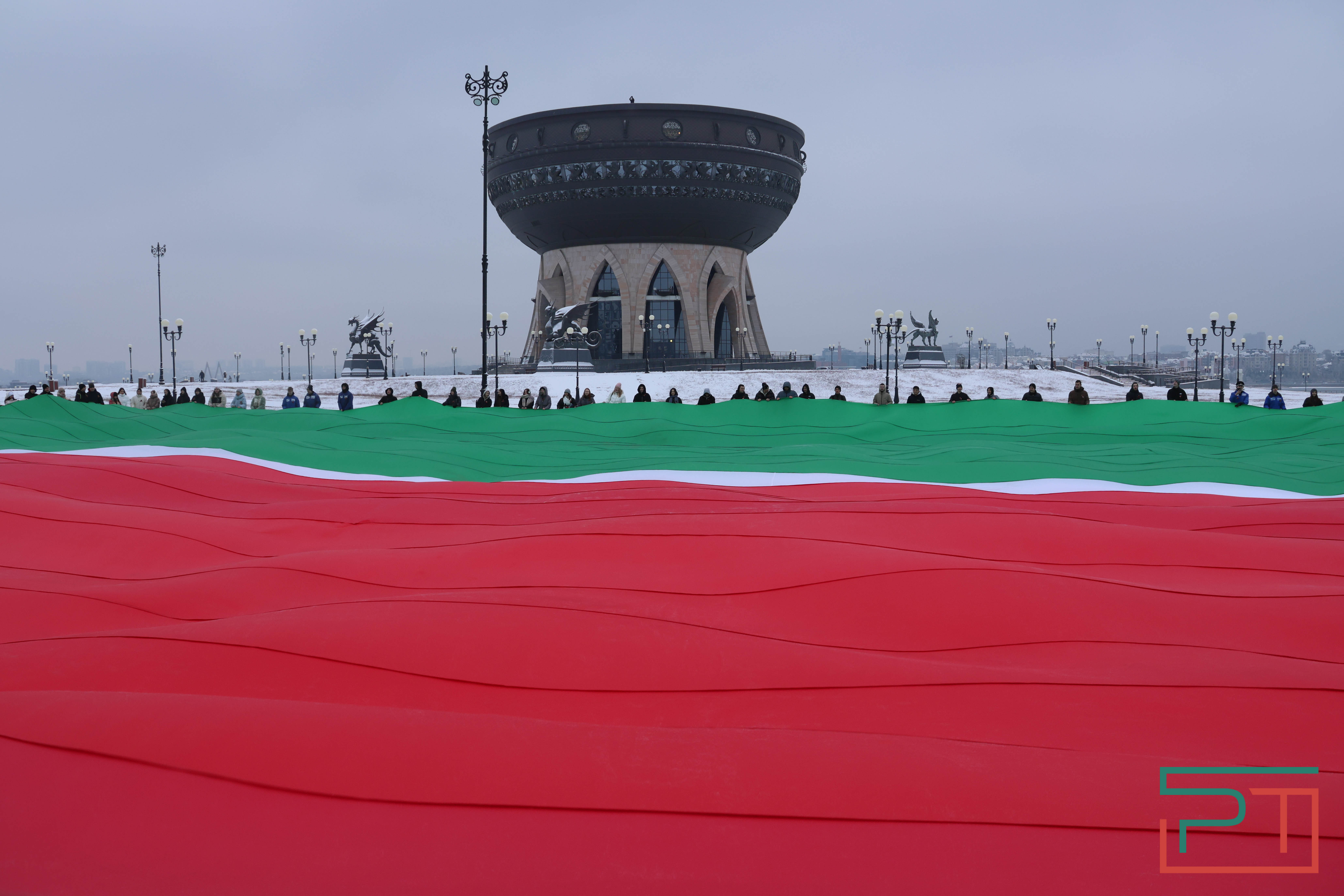 Школьники и студенты в Казани развернули самый большой флаг Татарстана