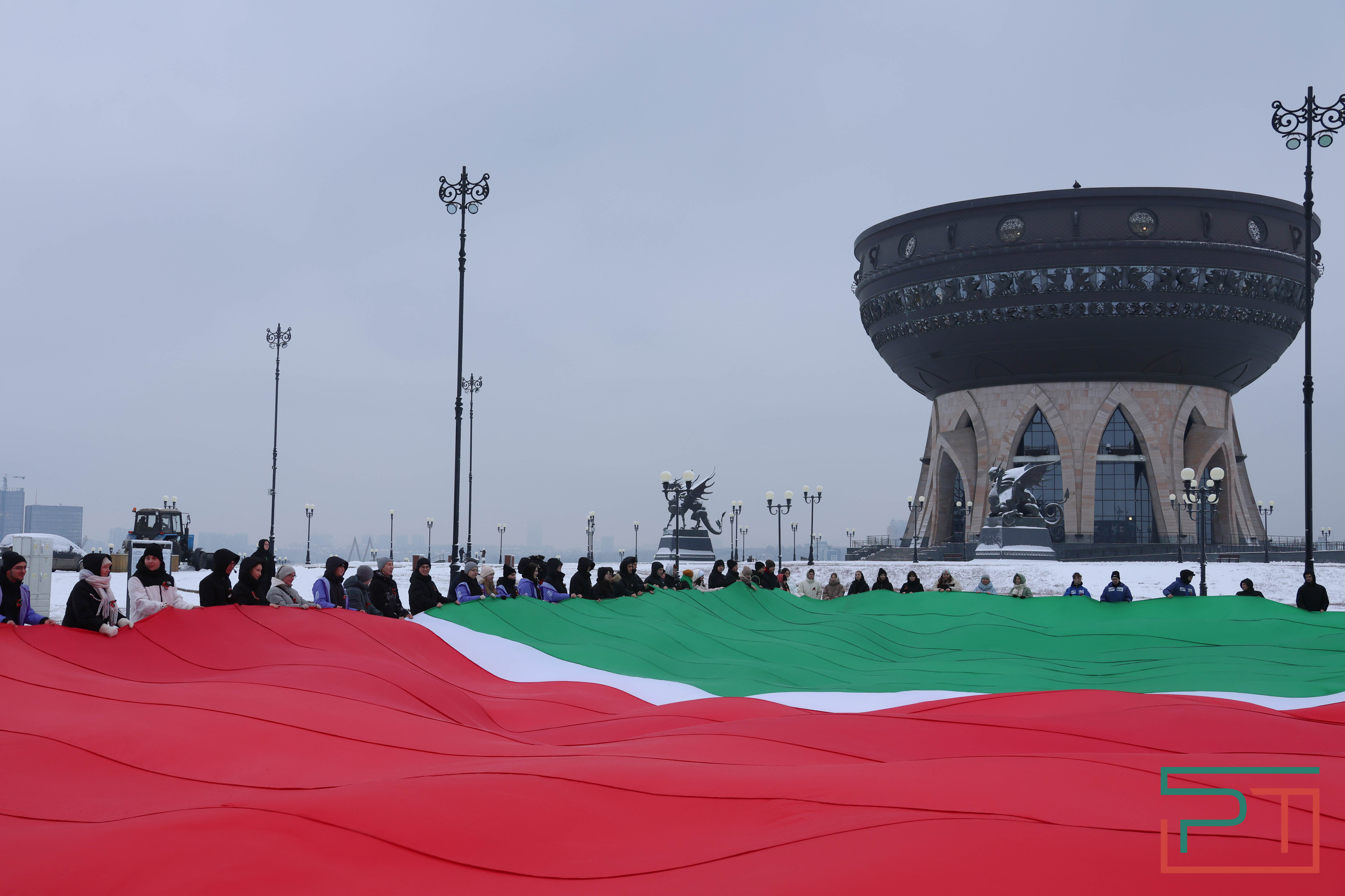 Школьники и студенты в Казани развернули самый большой флаг Татарстана