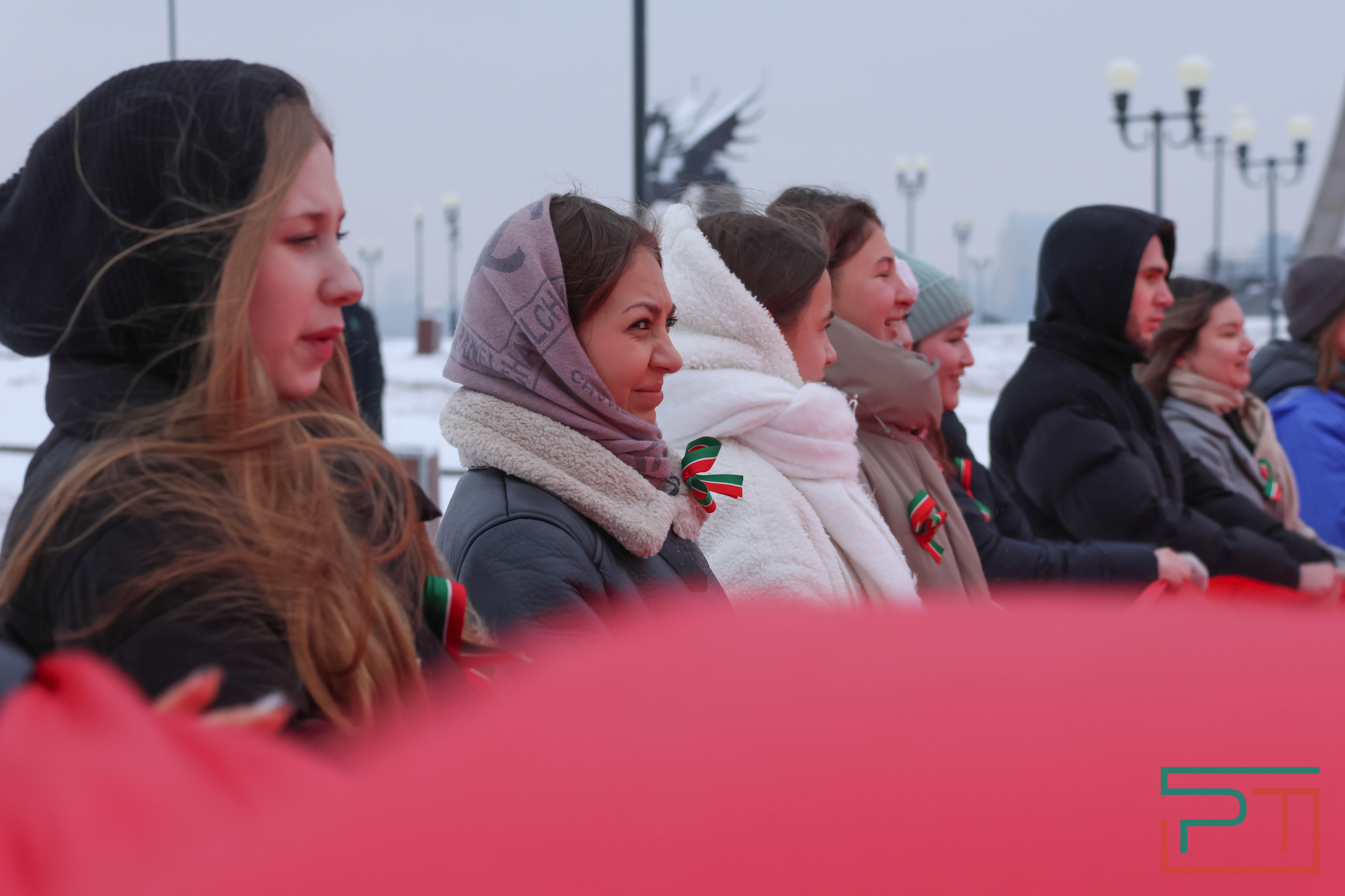 Школьники и студенты в Казани развернули самый большой флаг Татарстана