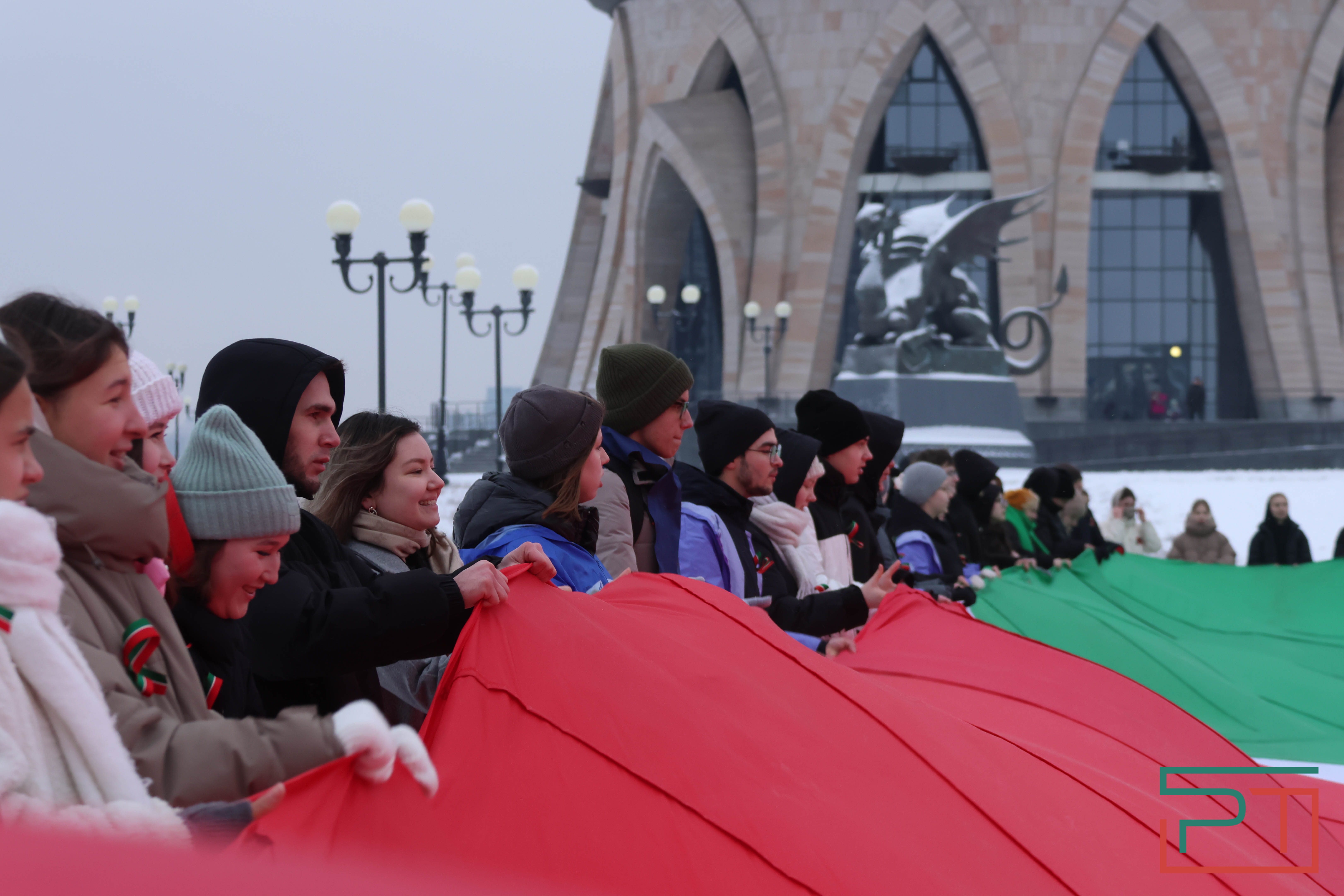 Школьники и студенты в Казани развернули самый большой флаг Татарстана