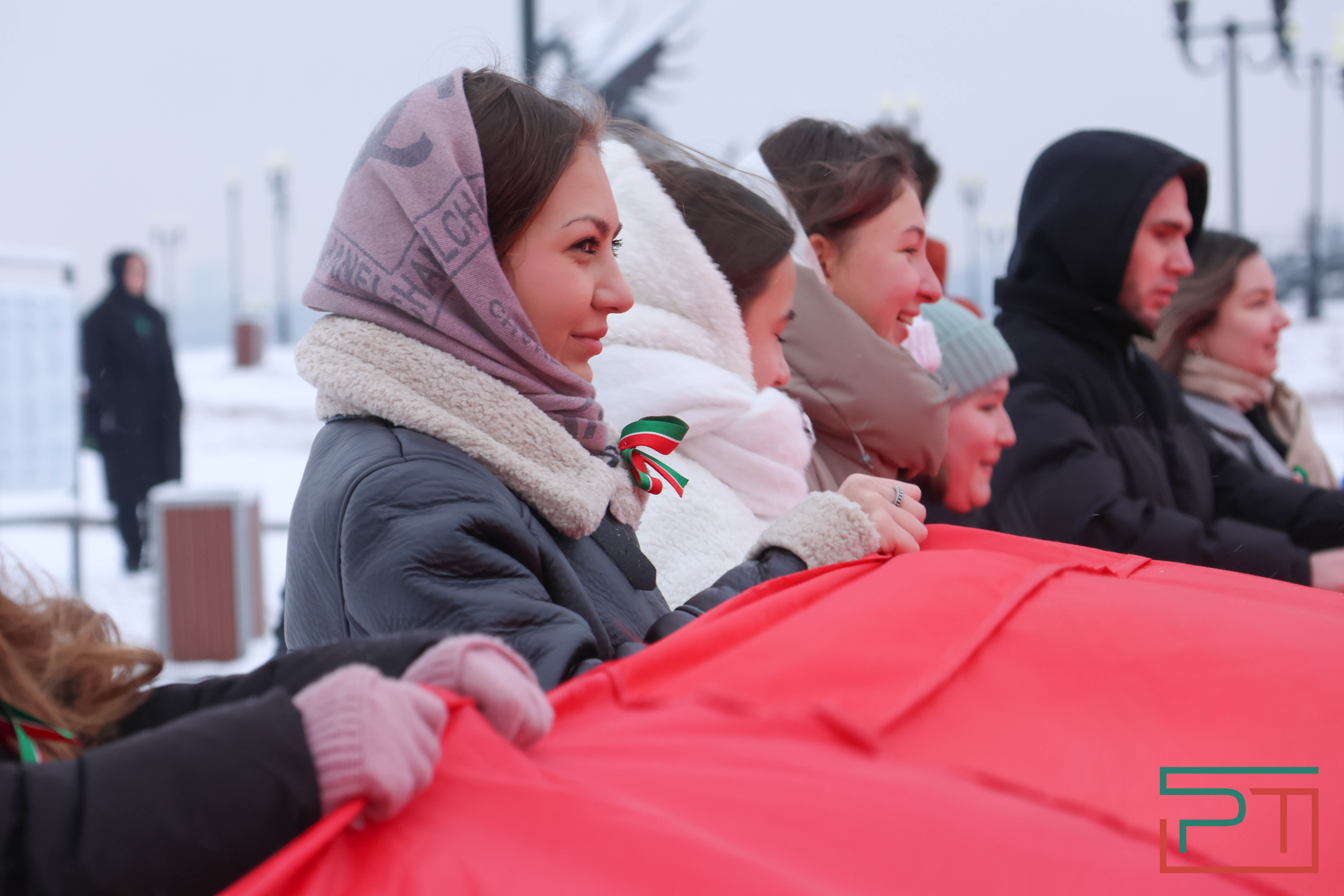 Школьники и студенты в Казани развернули самый большой флаг Татарстана