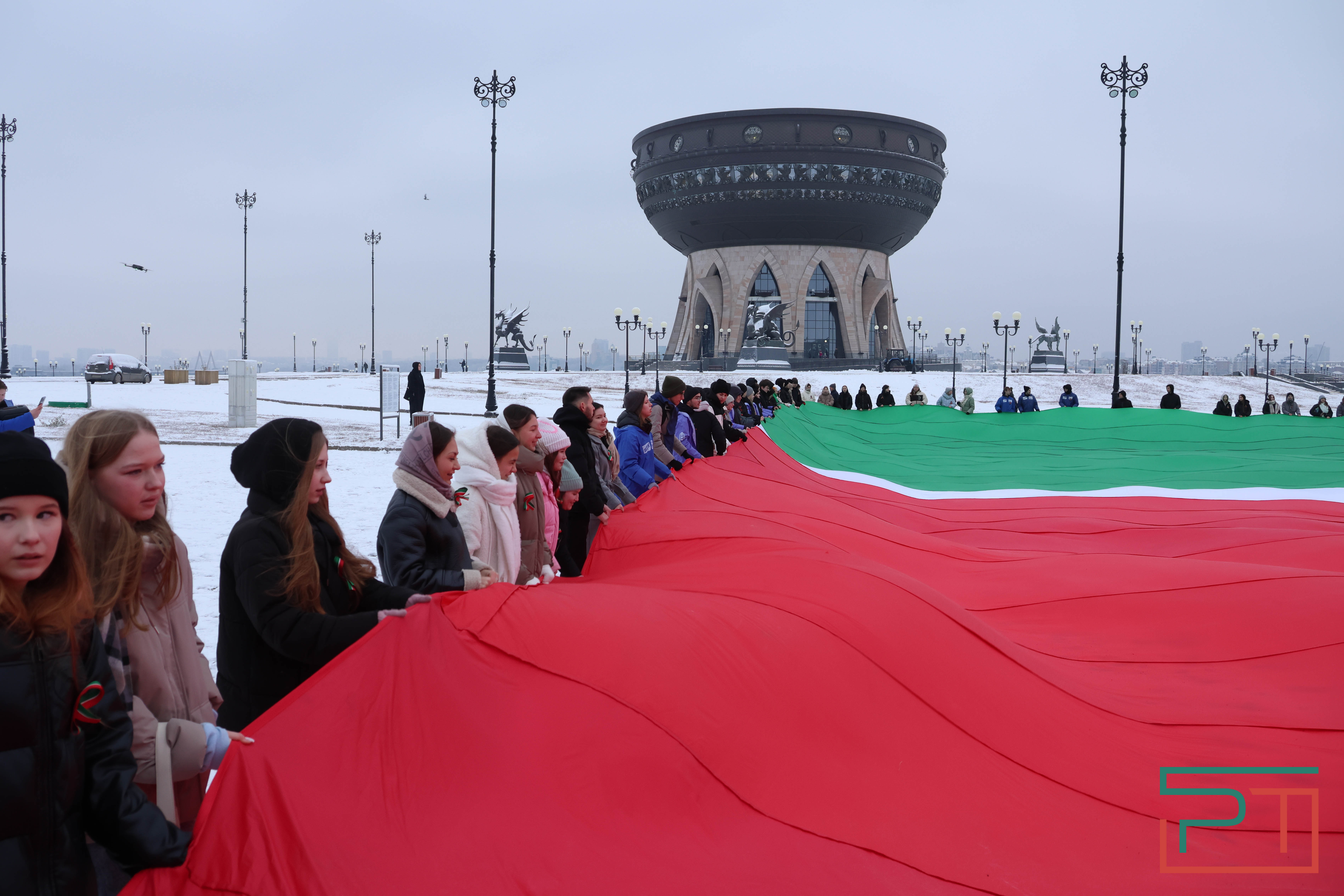 Школьники и студенты в Казани развернули самый большой флаг Татарстана