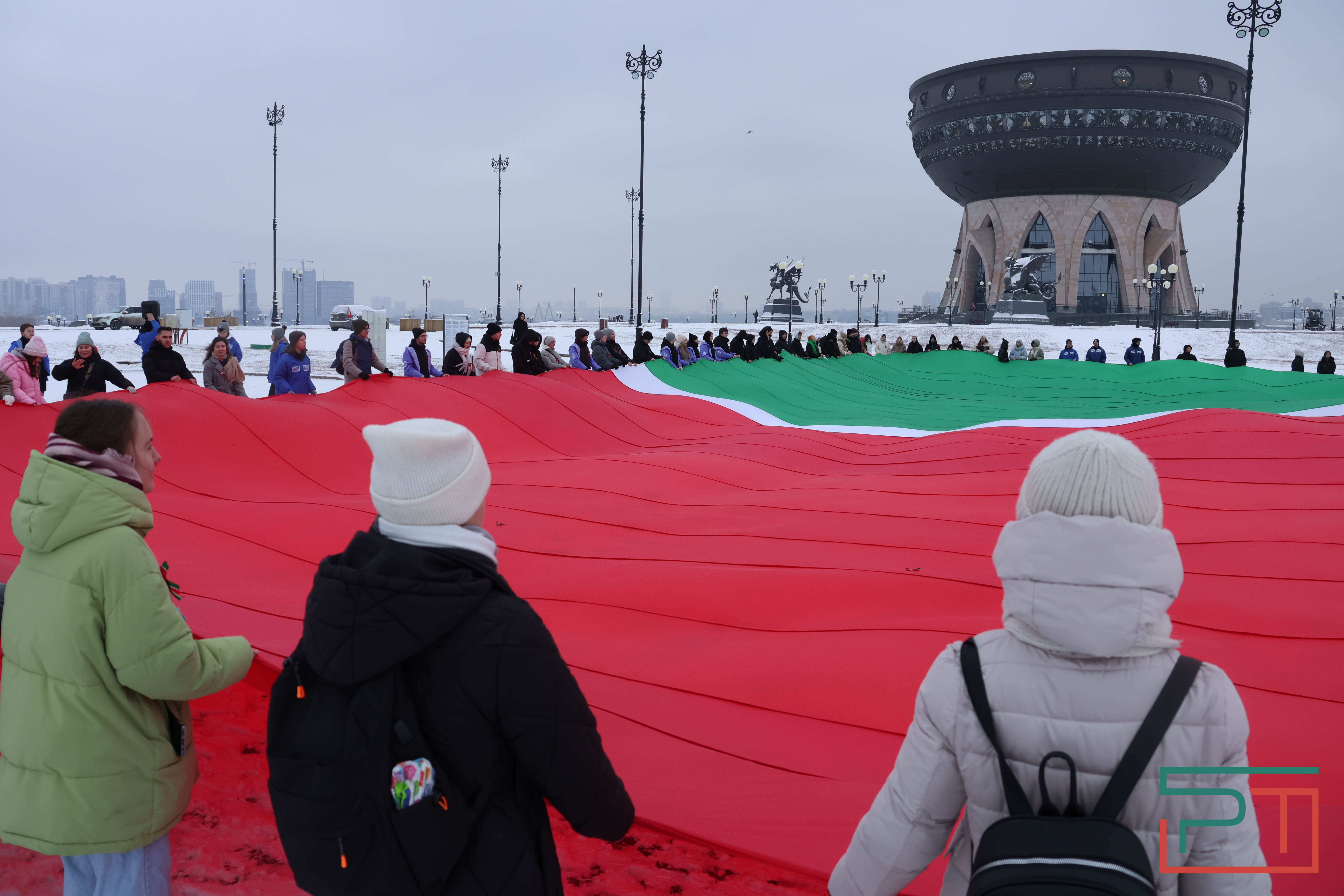 Школьники и студенты в Казани развернули самый большой флаг Татарстана