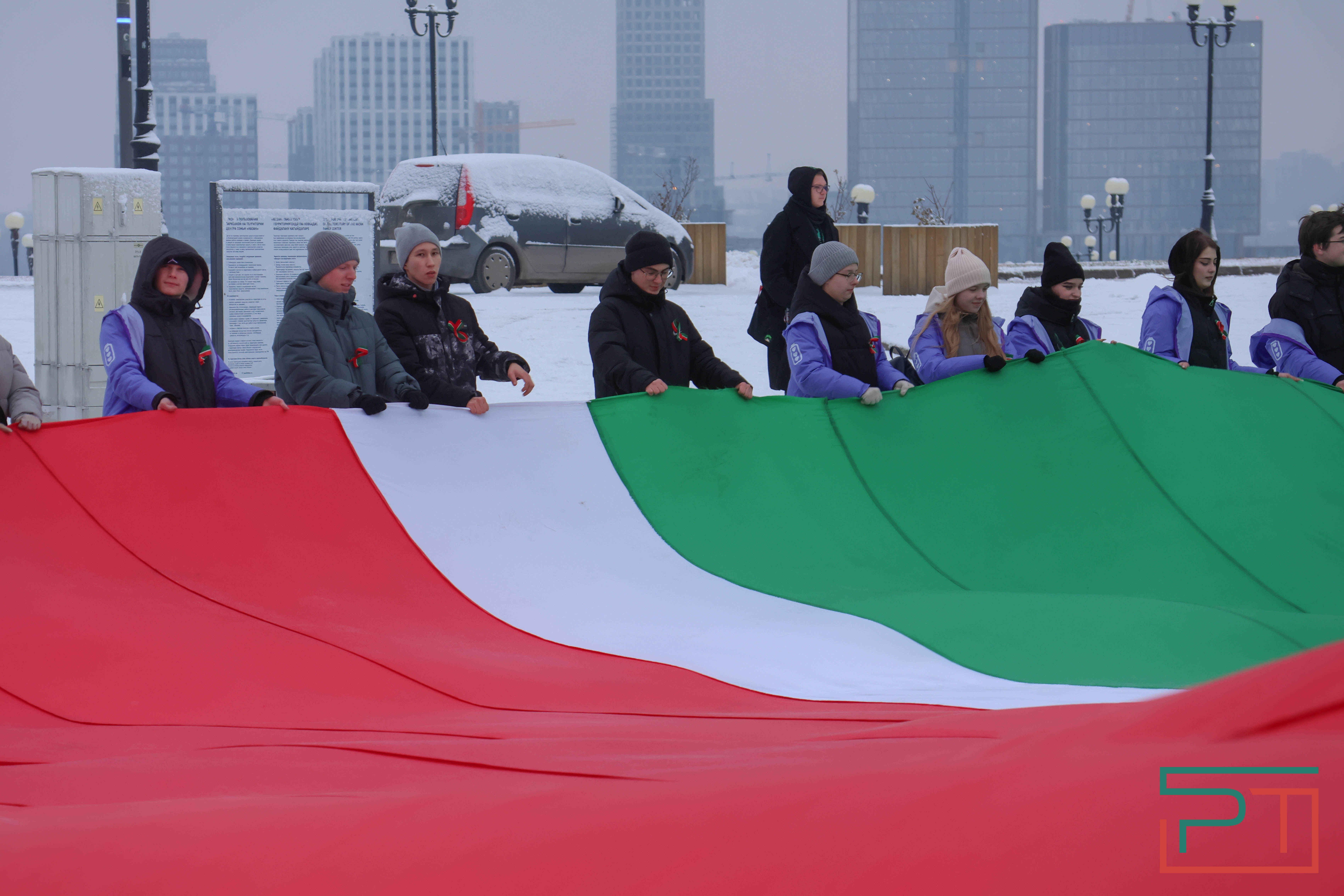 Школьники и студенты в Казани развернули самый большой флаг Татарстана