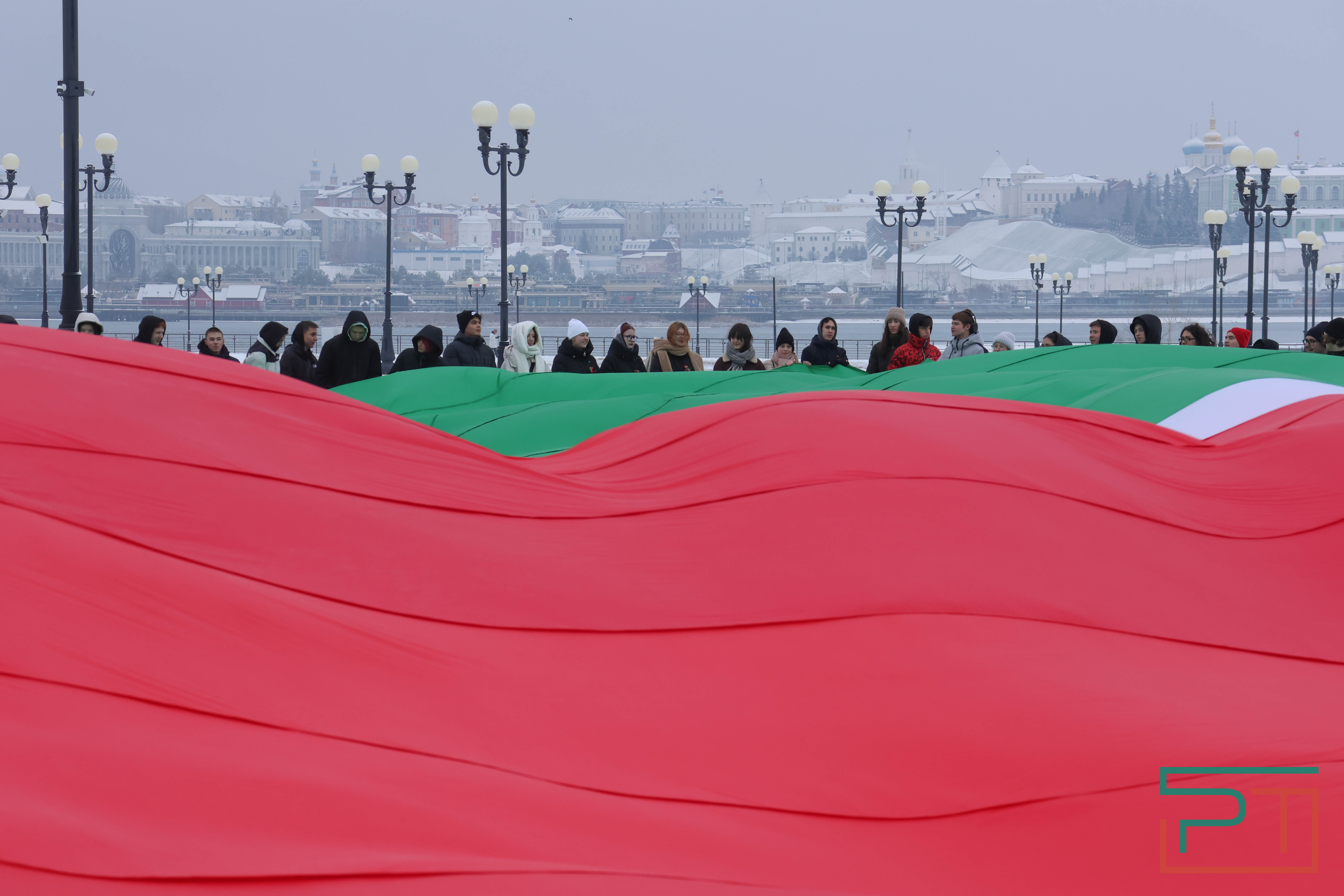 Школьники и студенты в Казани развернули самый большой флаг Татарстана