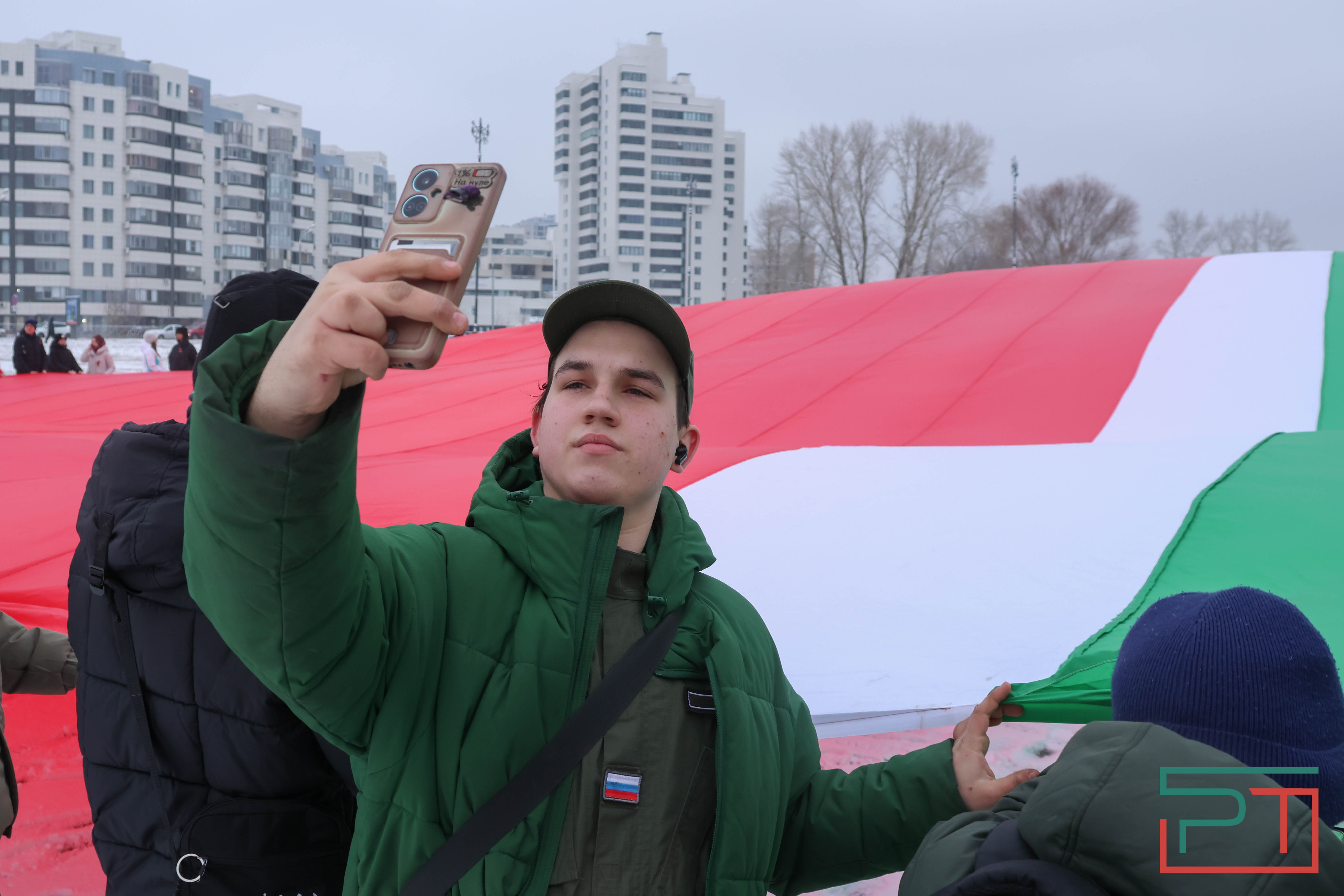 Школьники и студенты в Казани развернули самый большой флаг Татарстана