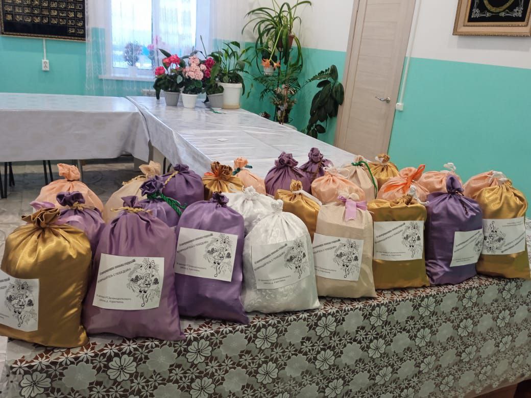 «Браслет жизни» и сердце в подарок: волонтеры Татарстана доставили новогодние наборы бойцам СВО