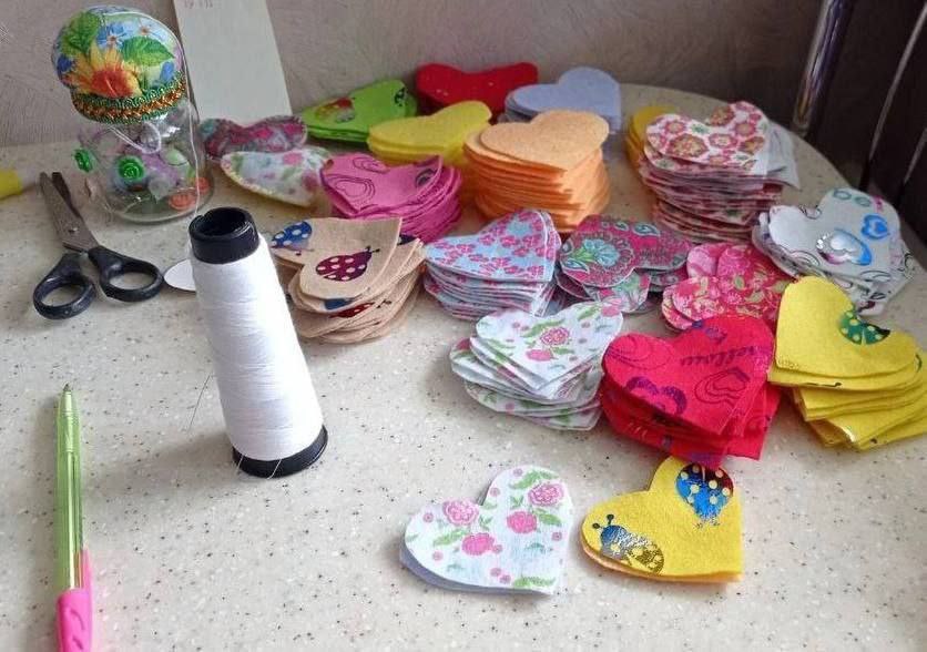 «Браслет жизни» и сердце в подарок: волонтеры Татарстана доставили новогодние наборы бойцам СВО