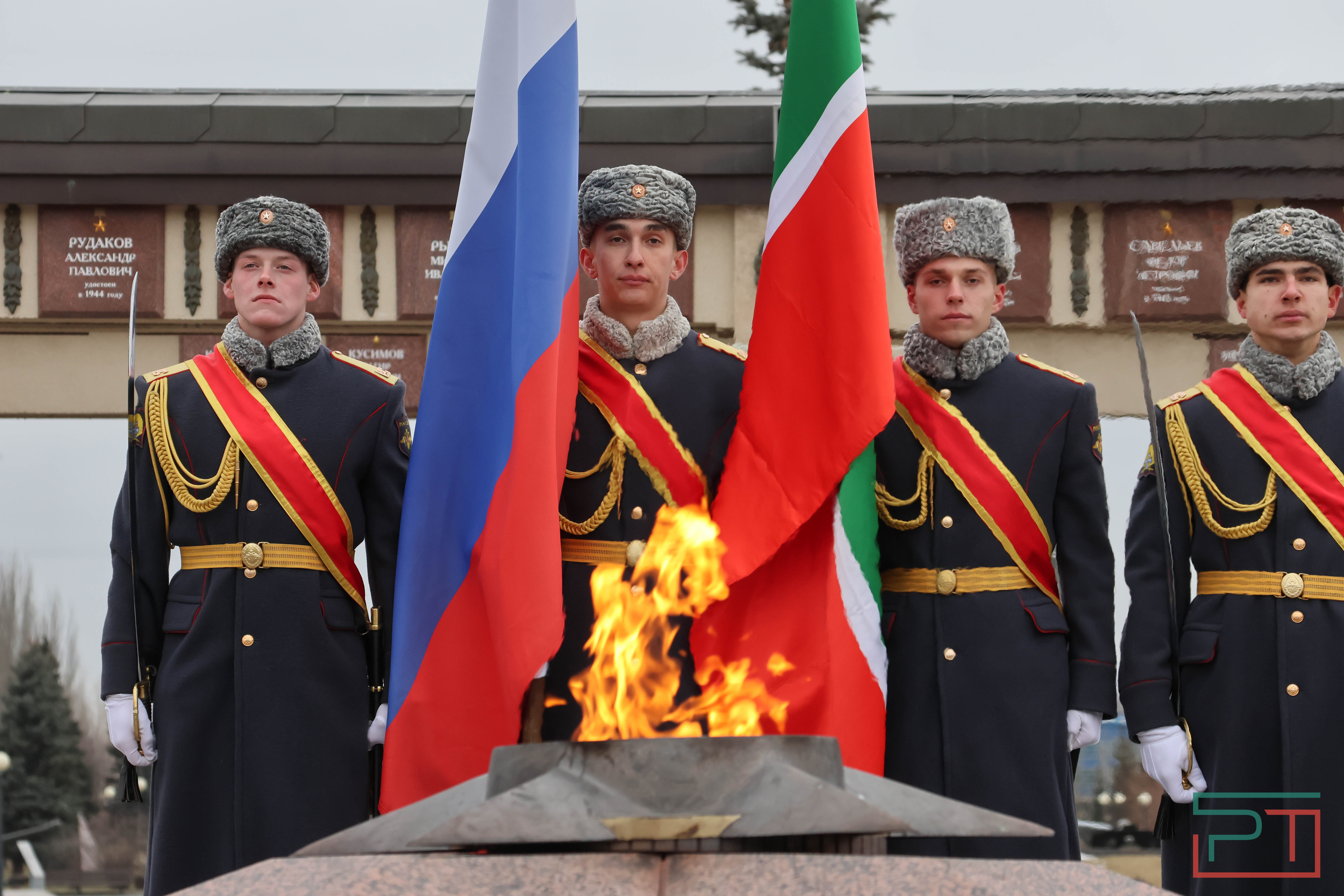 Возложение цветов в честь Дня Героев Отечества