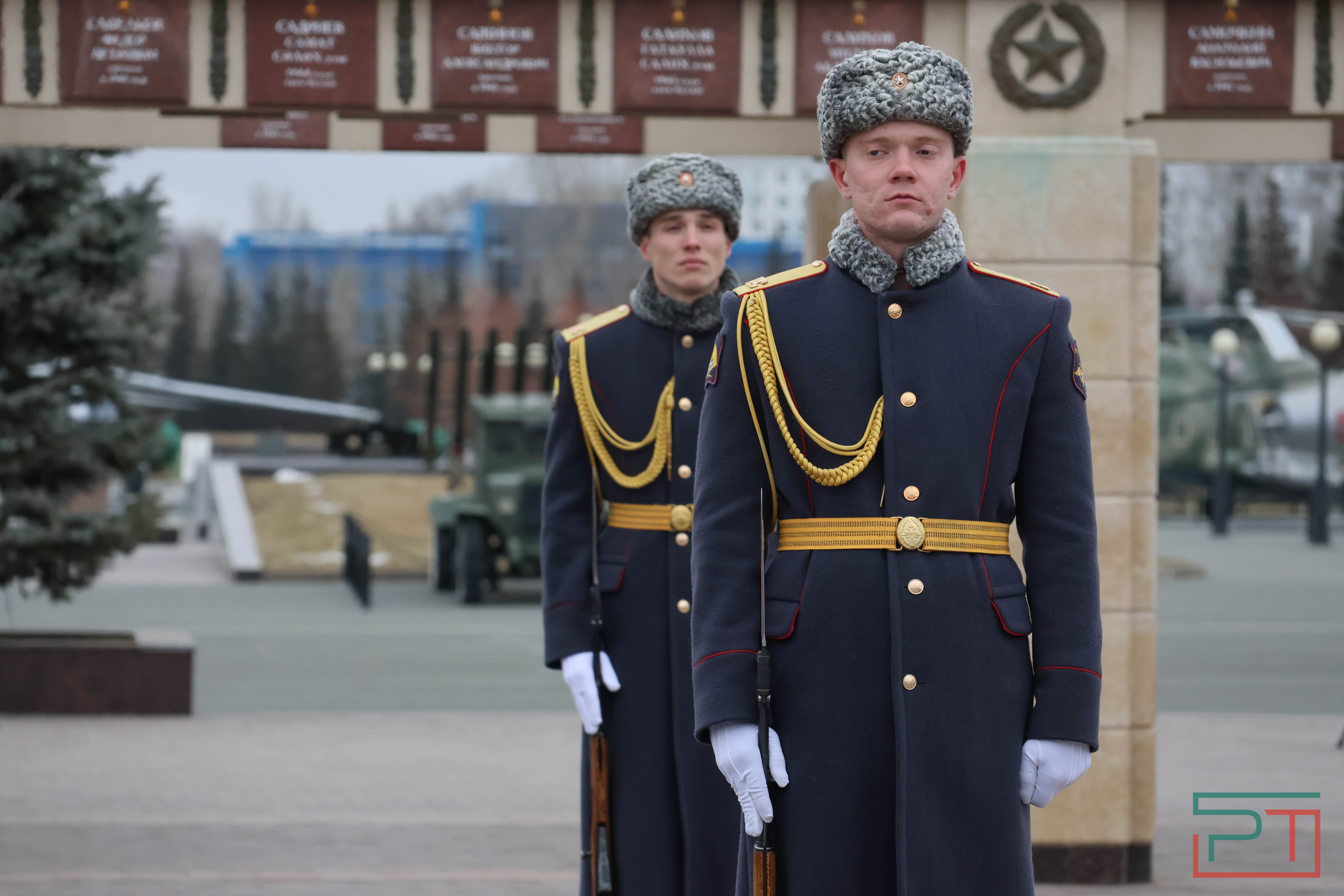 Возложение цветов в честь Дня Героев Отечества