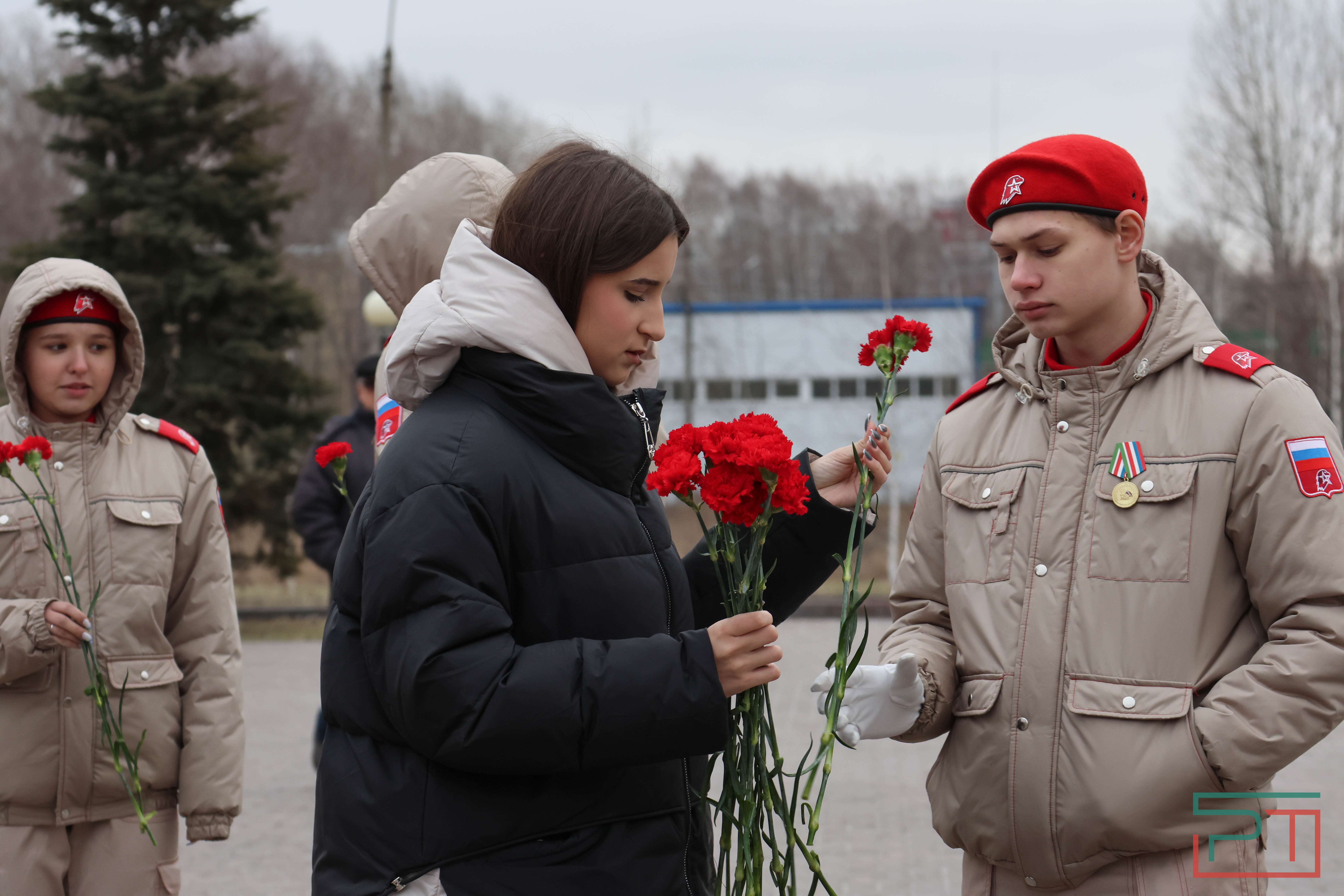 Возложение цветов в честь Дня Героев Отечества