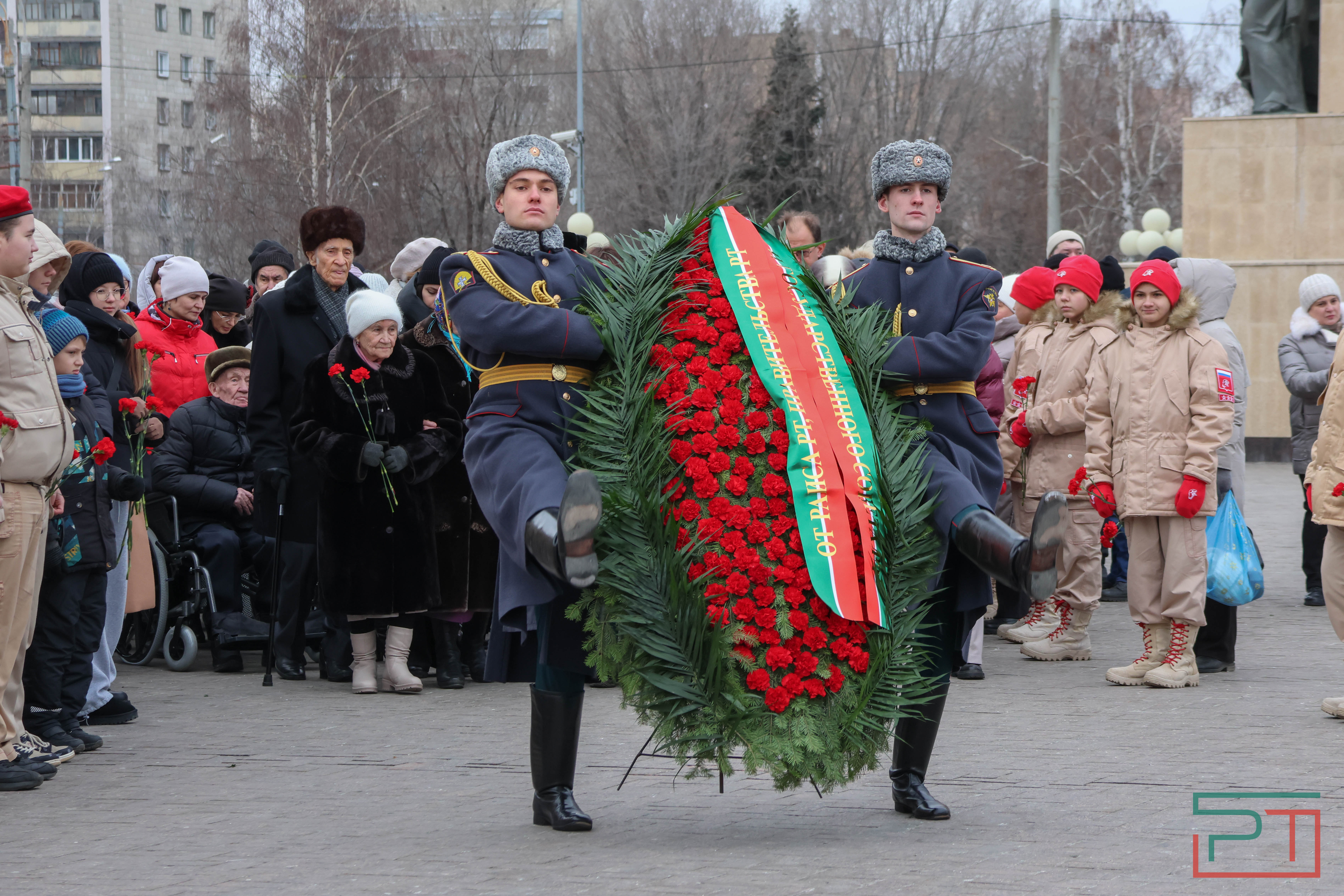 Возложение цветов в честь Дня Героев Отечества