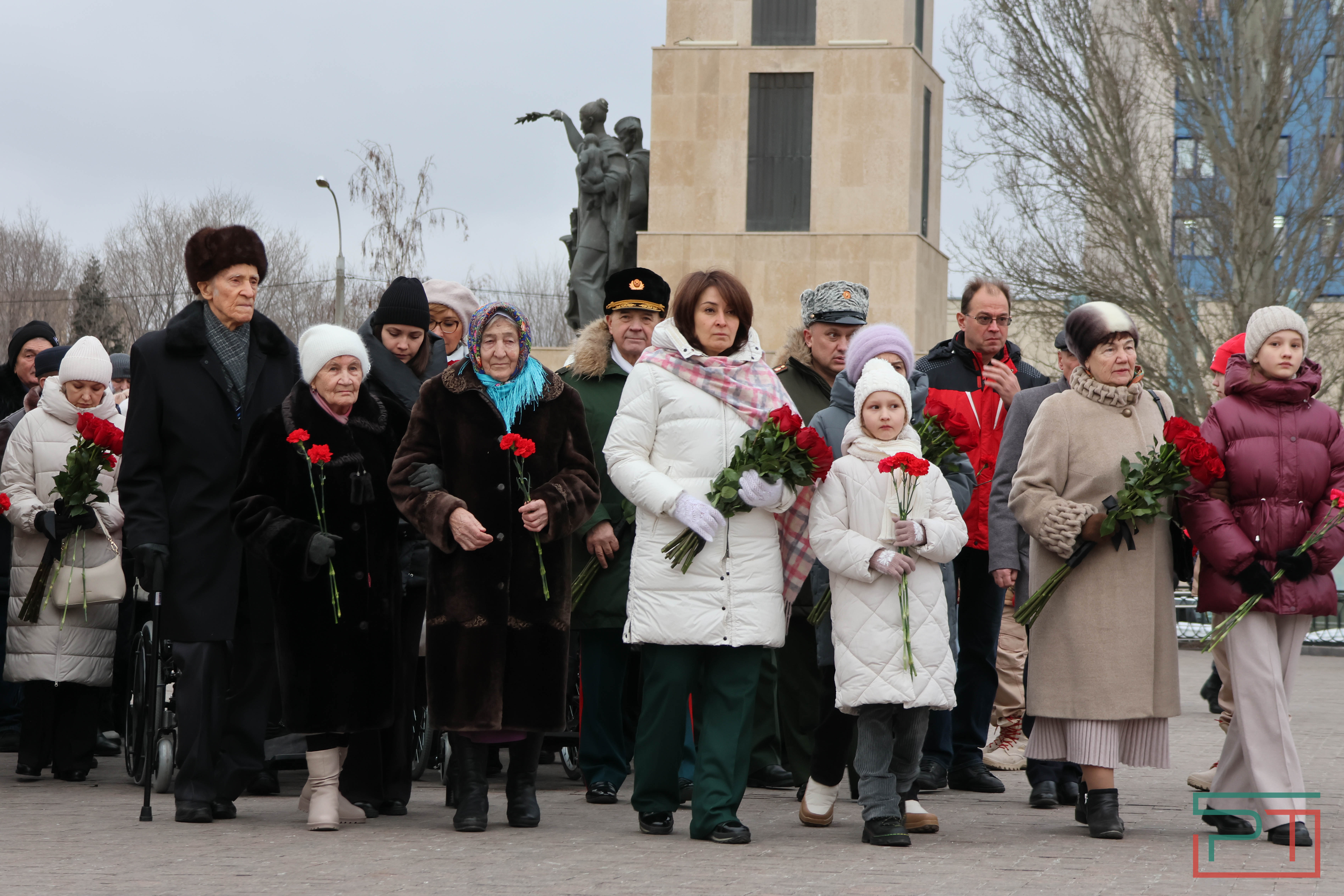 Возложение цветов в честь Дня Героев Отечества