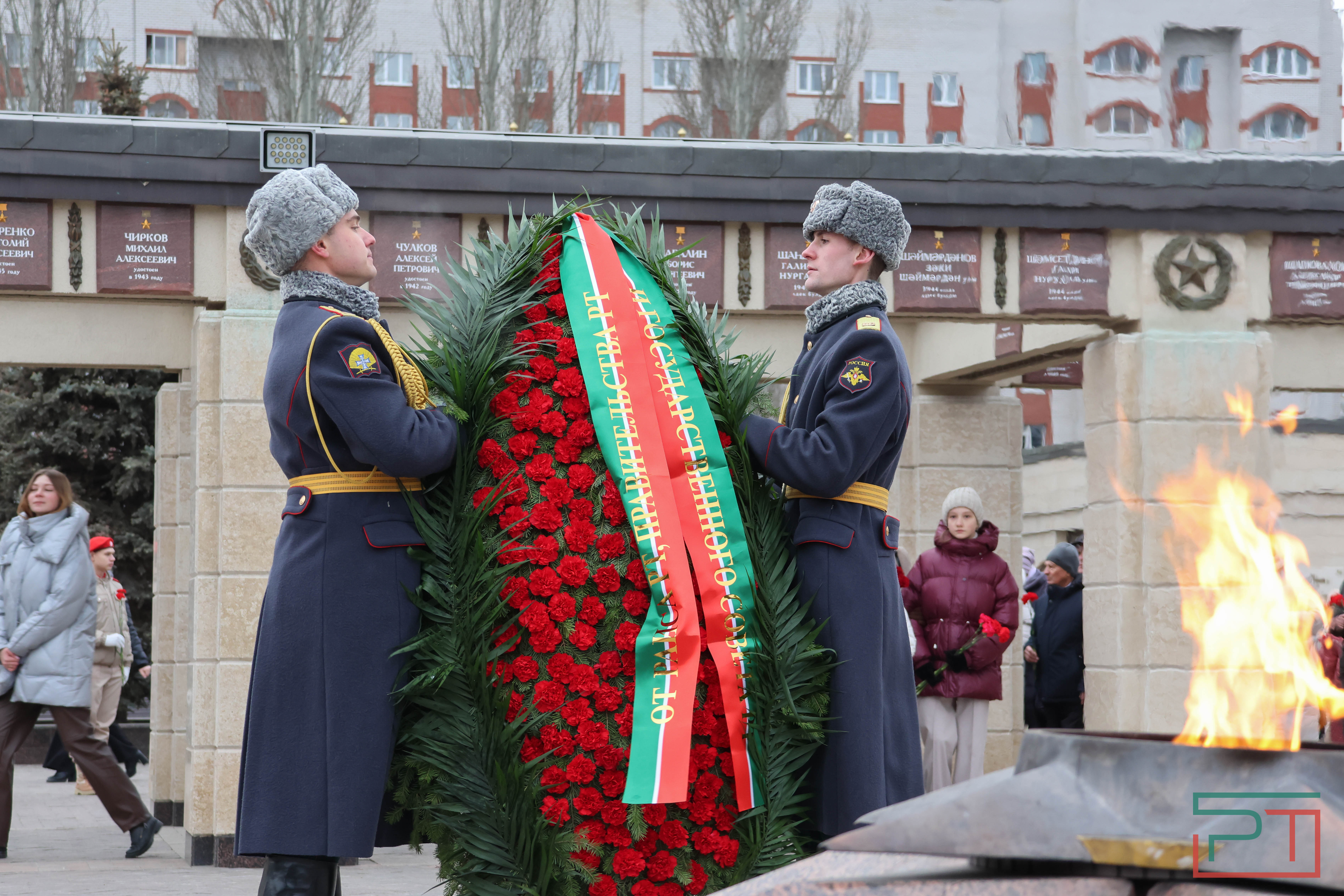 Возложение цветов в честь Дня Героев Отечества