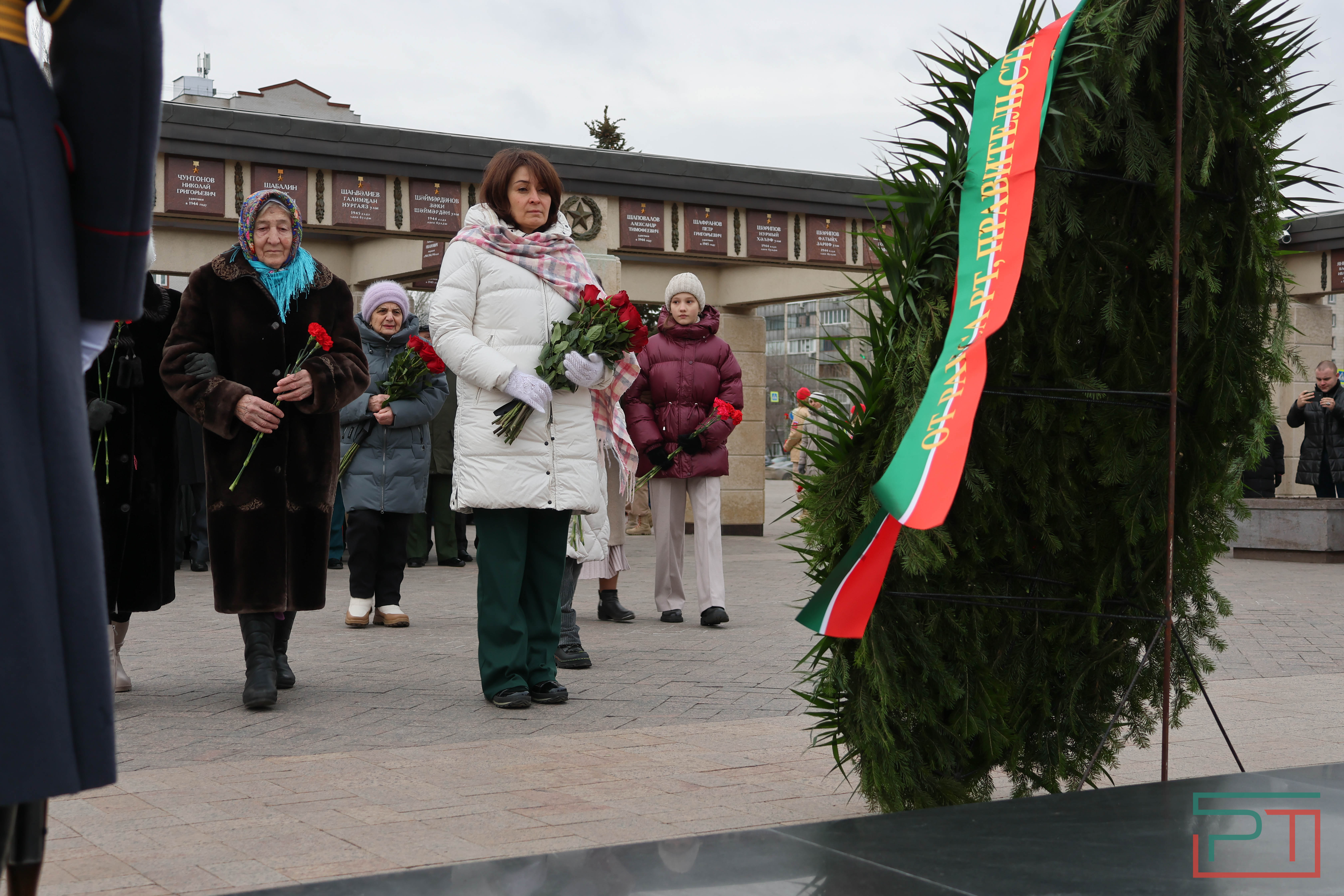 Возложение цветов в честь Дня Героев Отечества