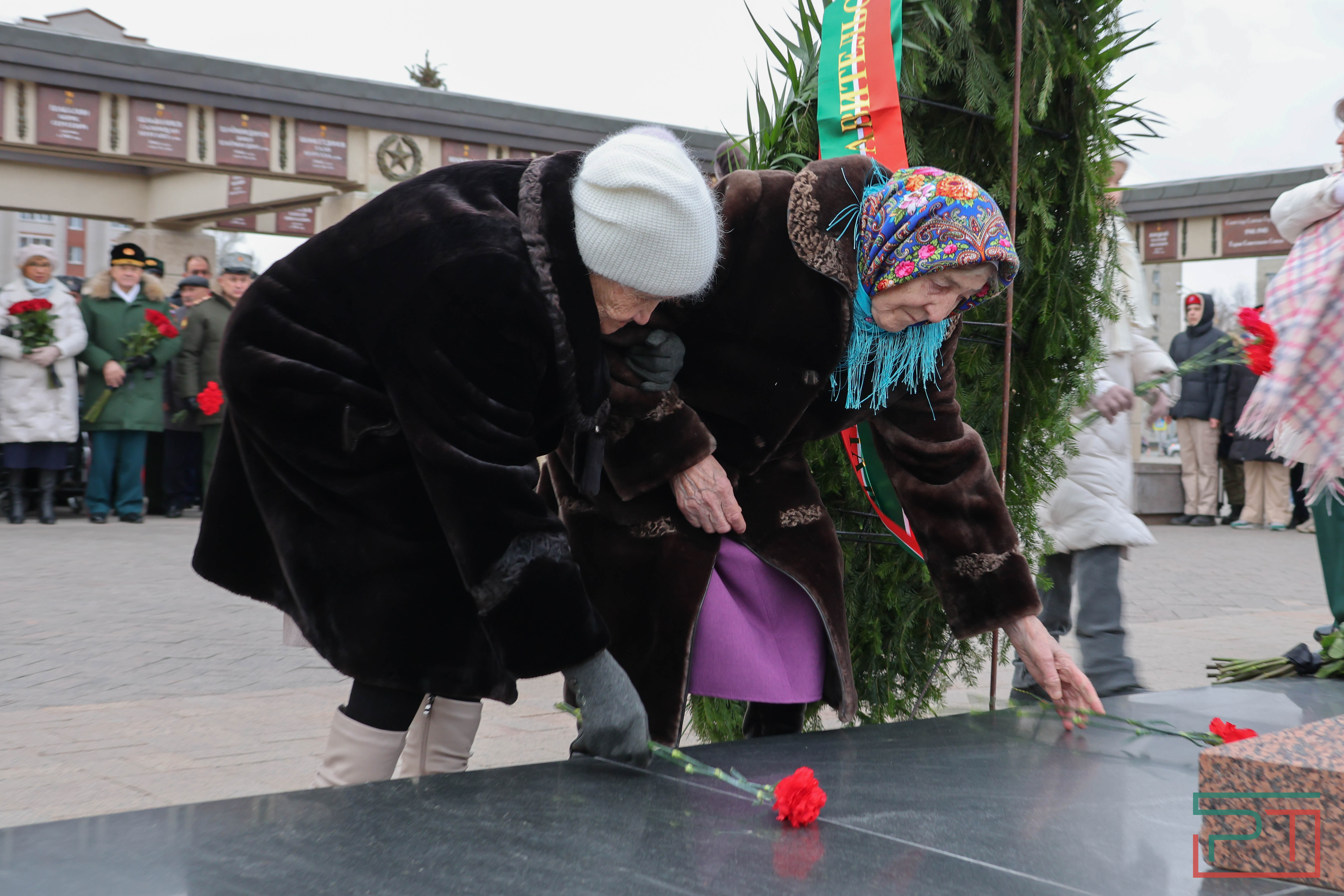Возложение цветов в честь Дня Героев Отечества