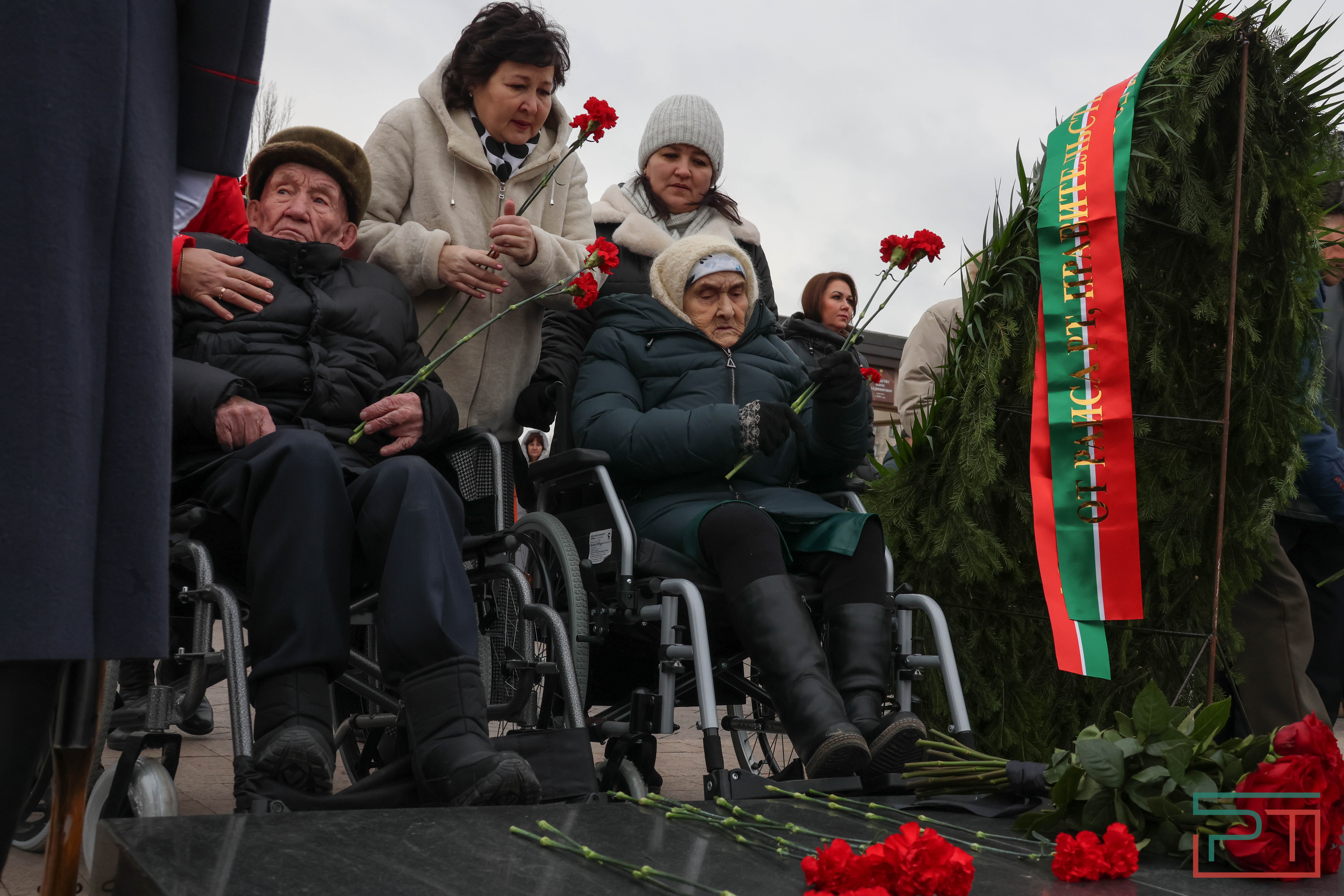 Возложение цветов в честь Дня Героев Отечества