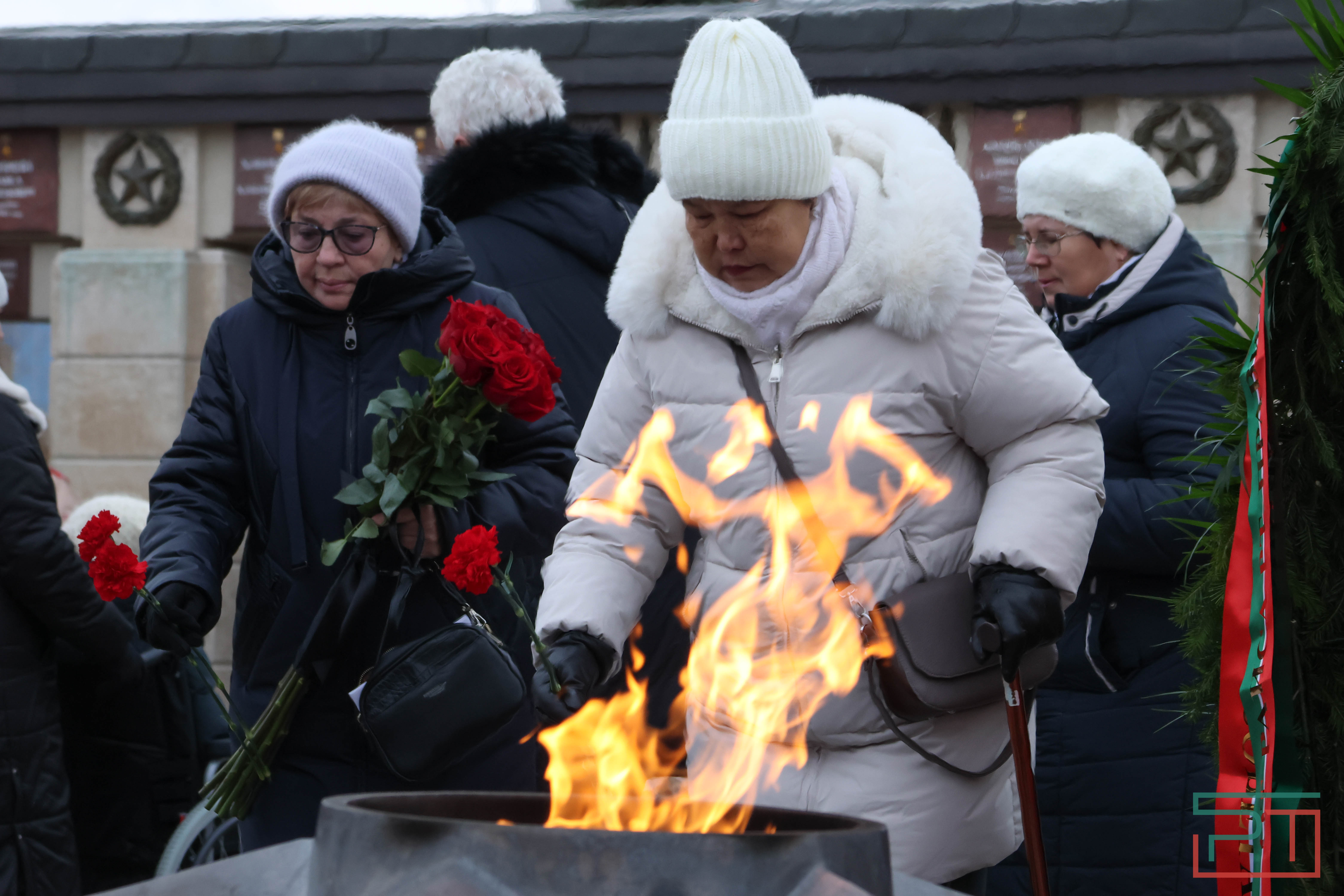 Возложение цветов в честь Дня Героев Отечества