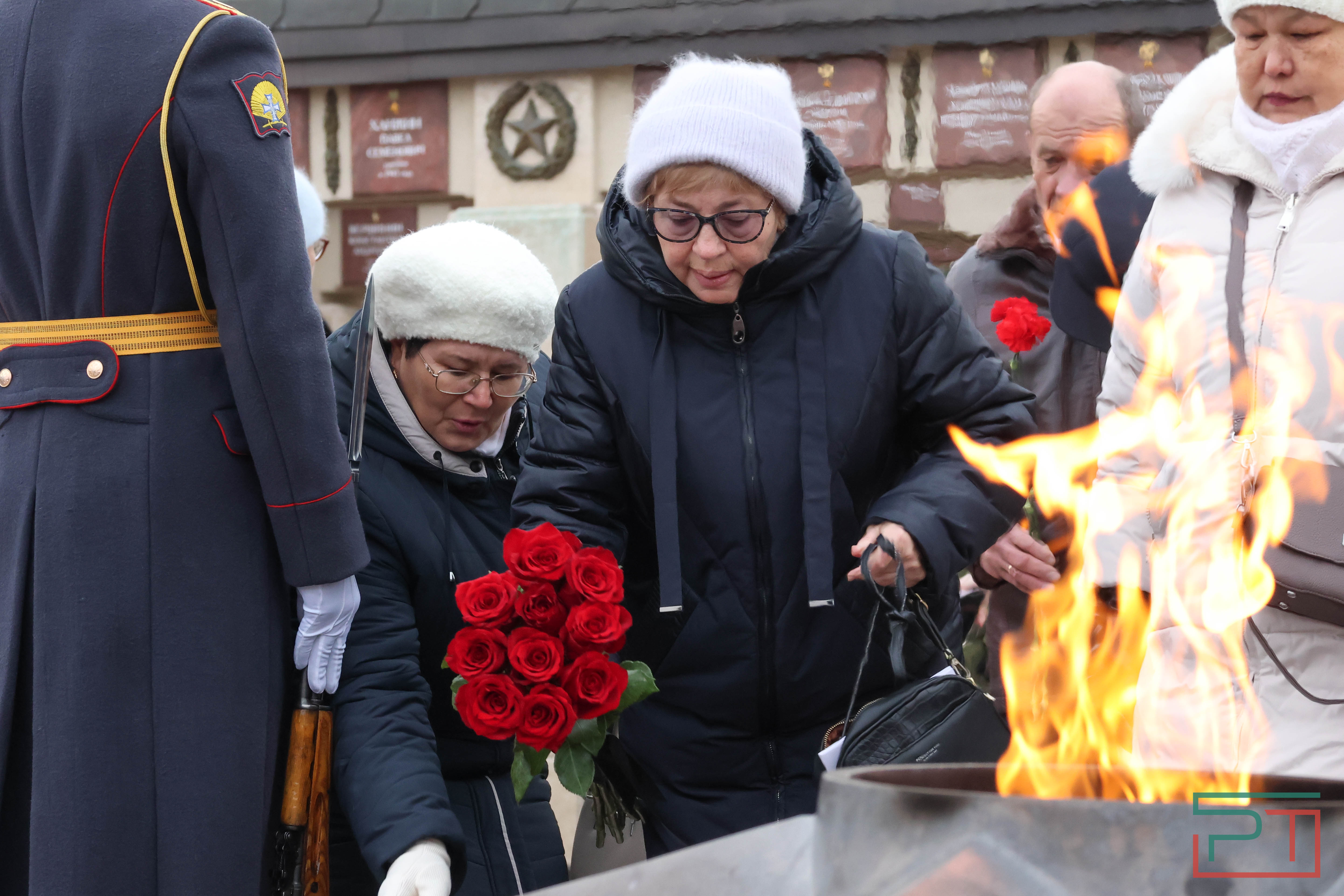 Возложение цветов в честь Дня Героев Отечества
