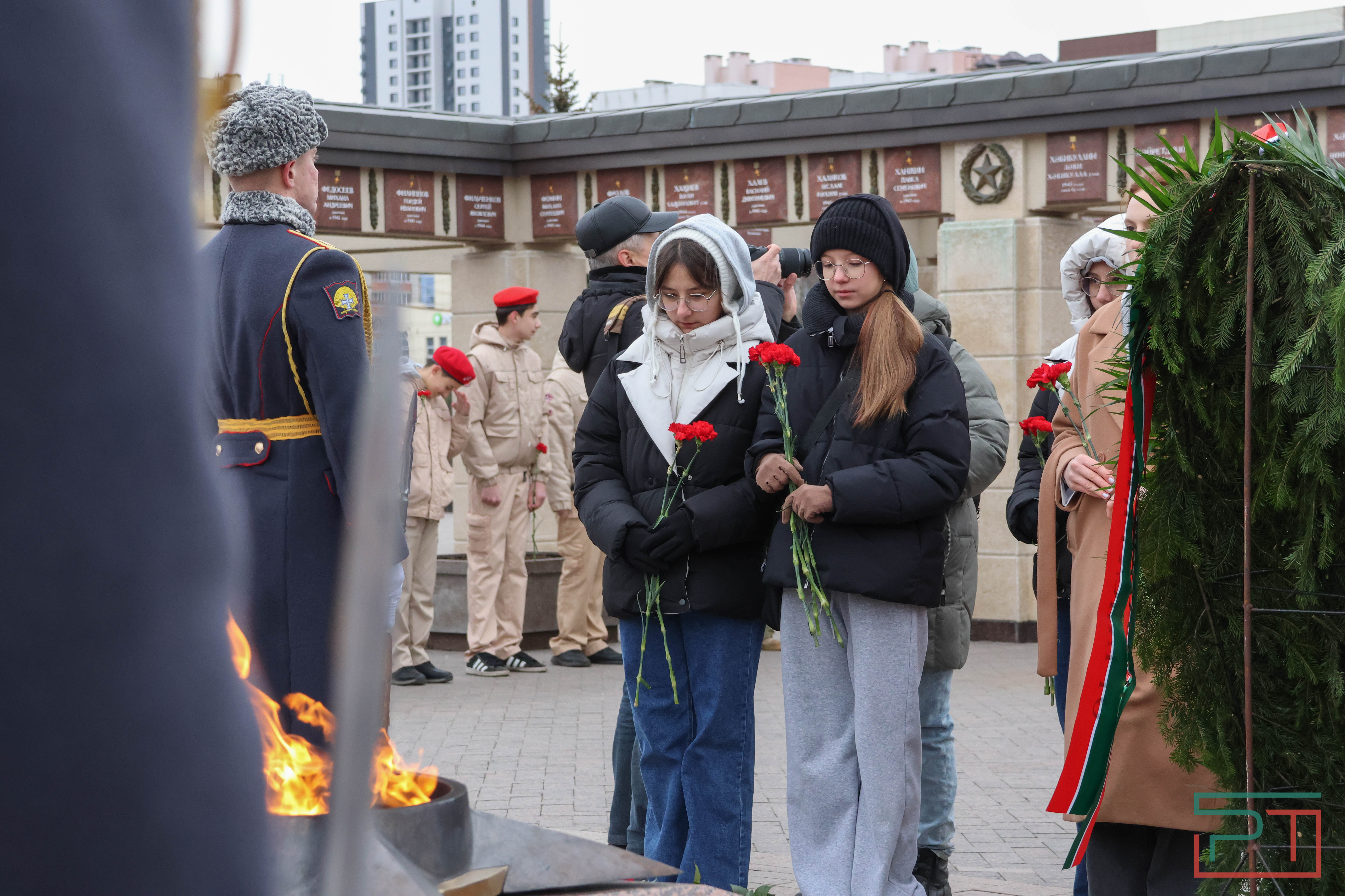 Возложение цветов в честь Дня Героев Отечества