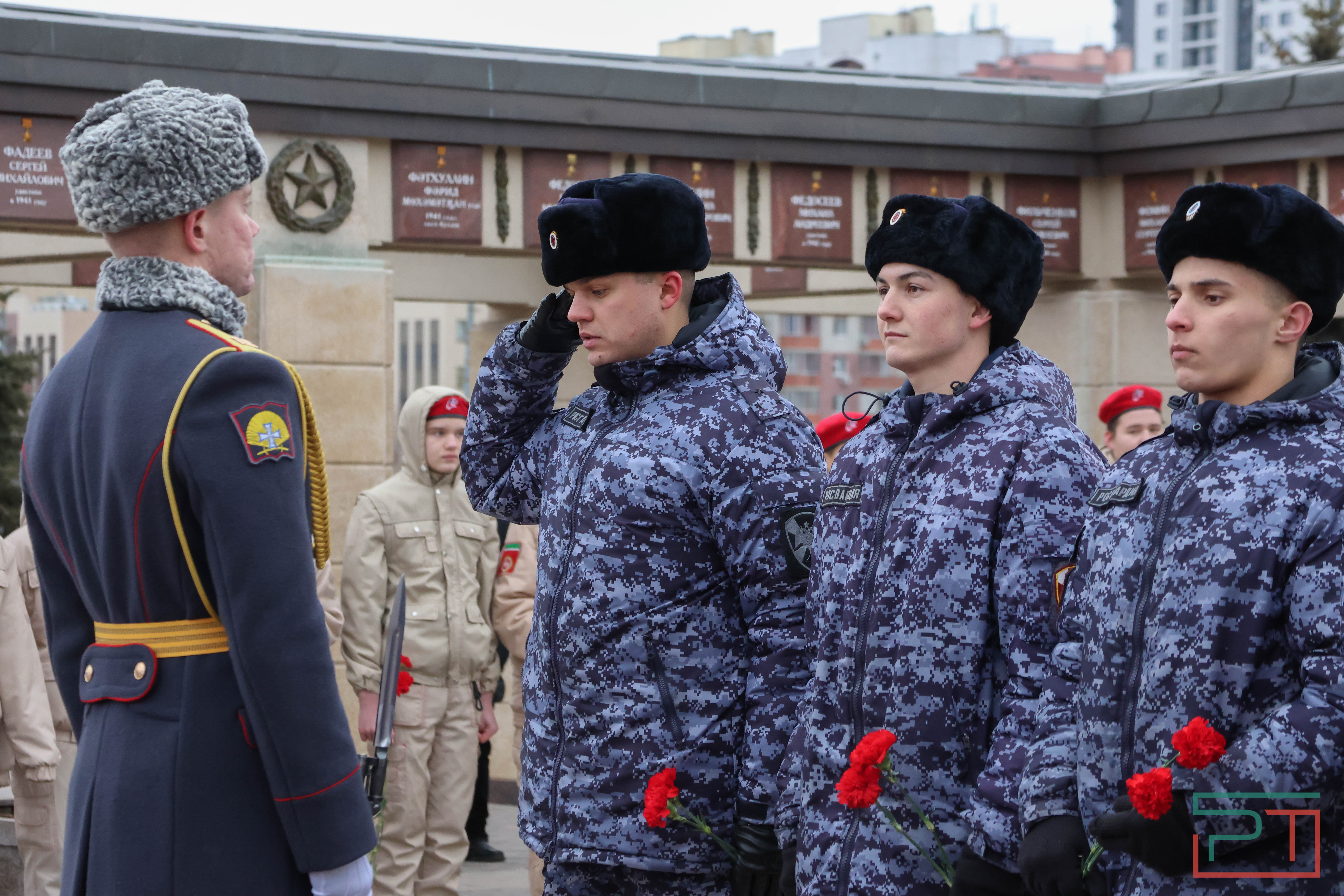 Возложение цветов в честь Дня Героев Отечества