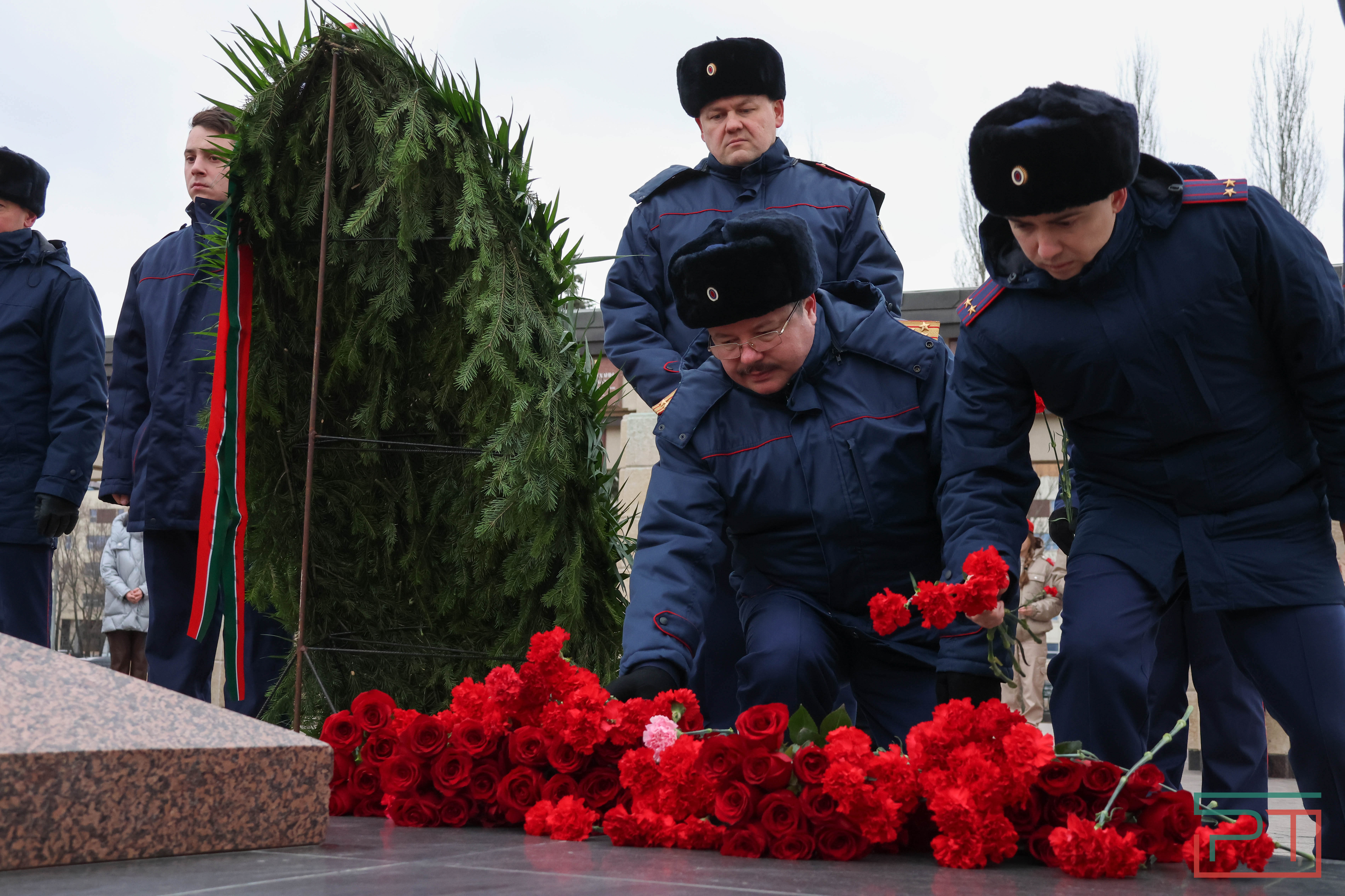 Возложение цветов в честь Дня Героев Отечества