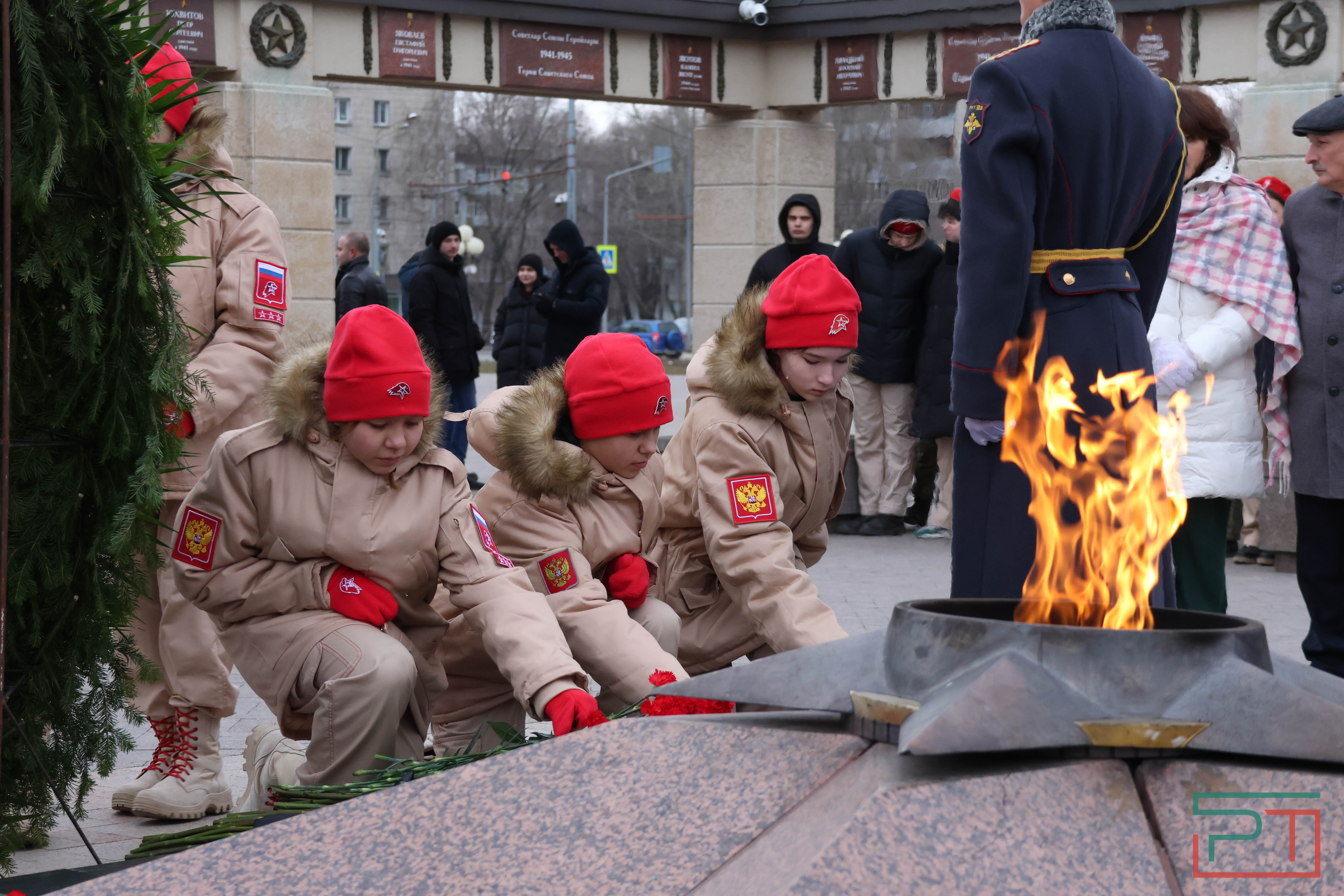 Возложение цветов в честь Дня Героев Отечества