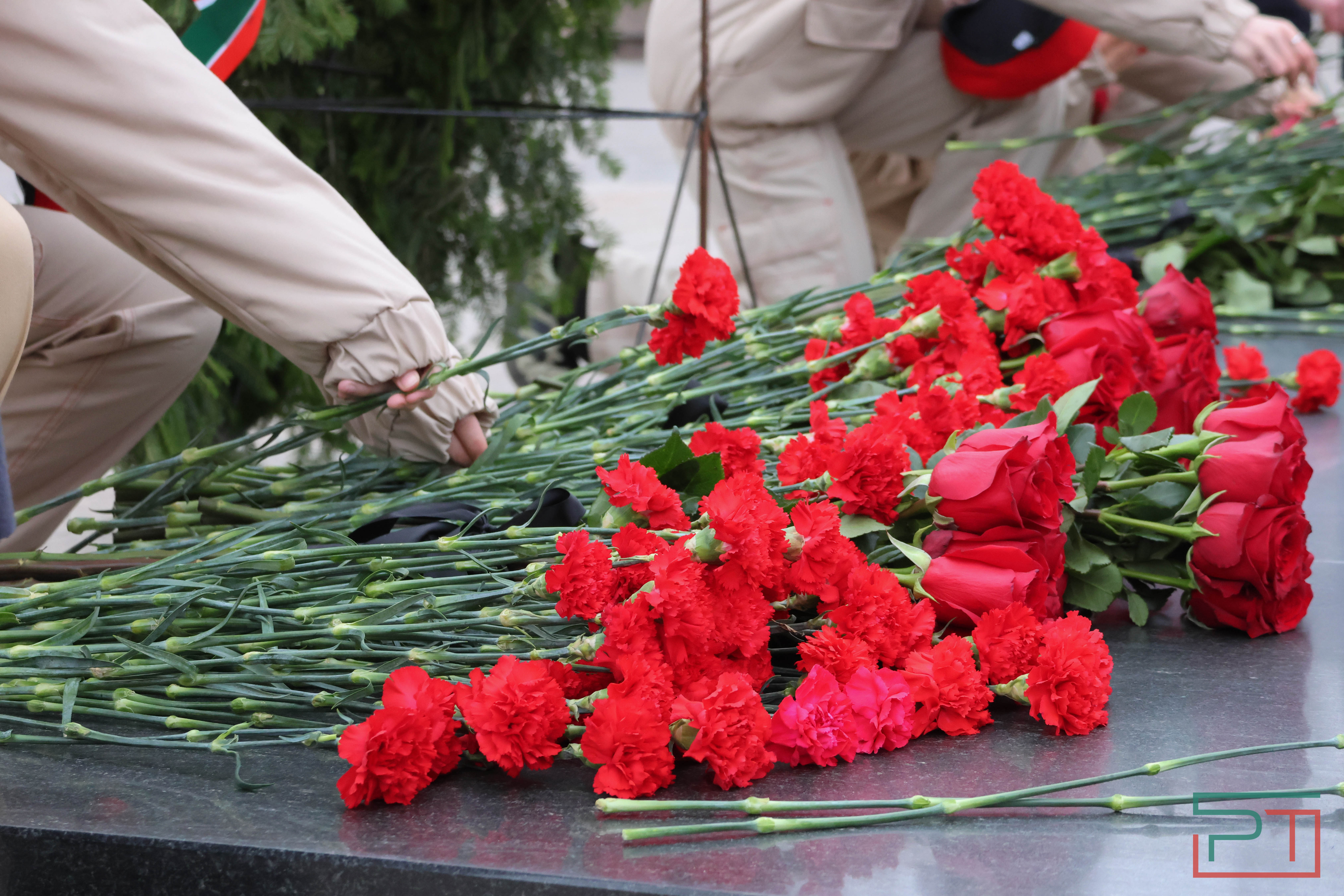 Возложение цветов в честь Дня Героев Отечества
