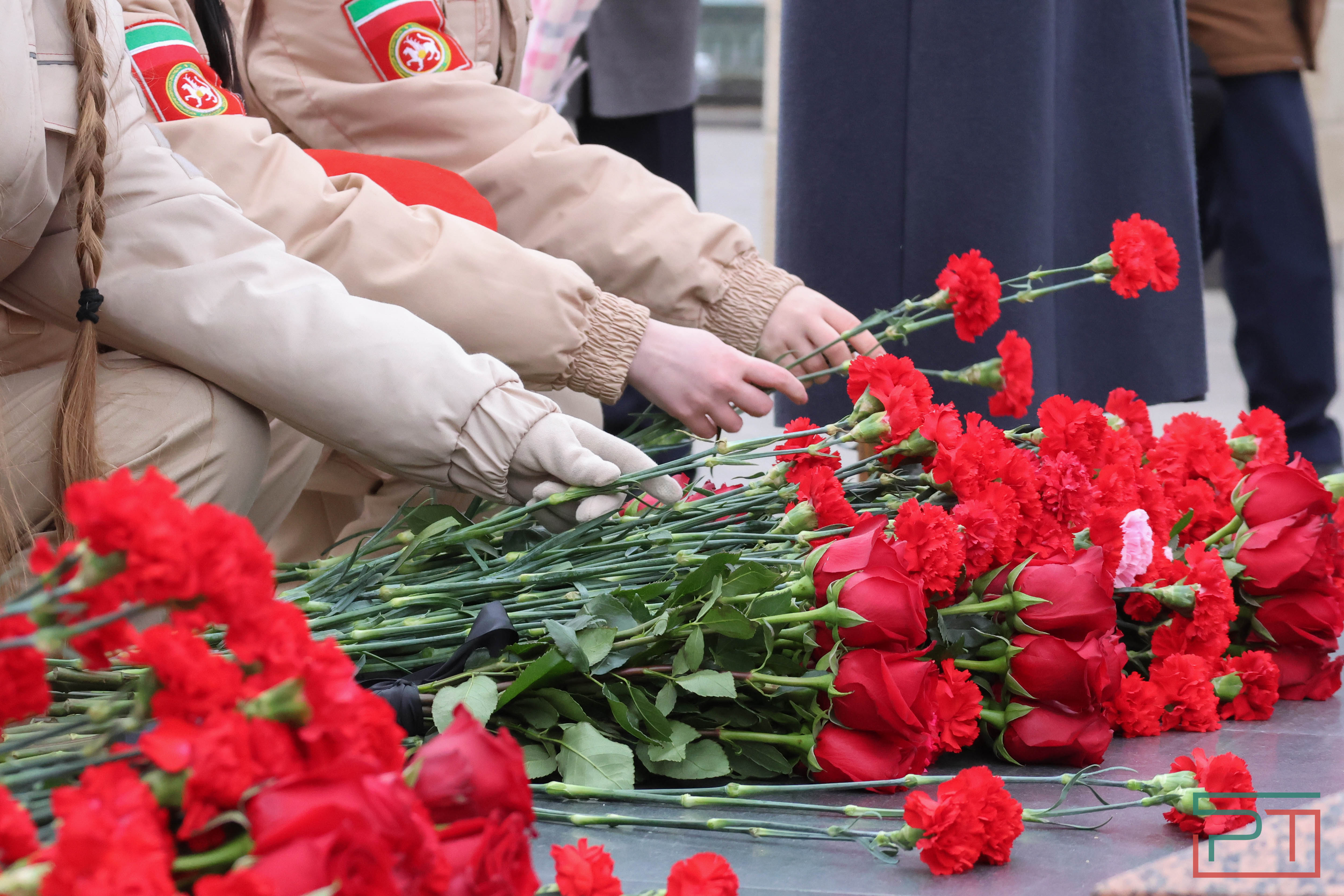 Возложение цветов в честь Дня Героев Отечества