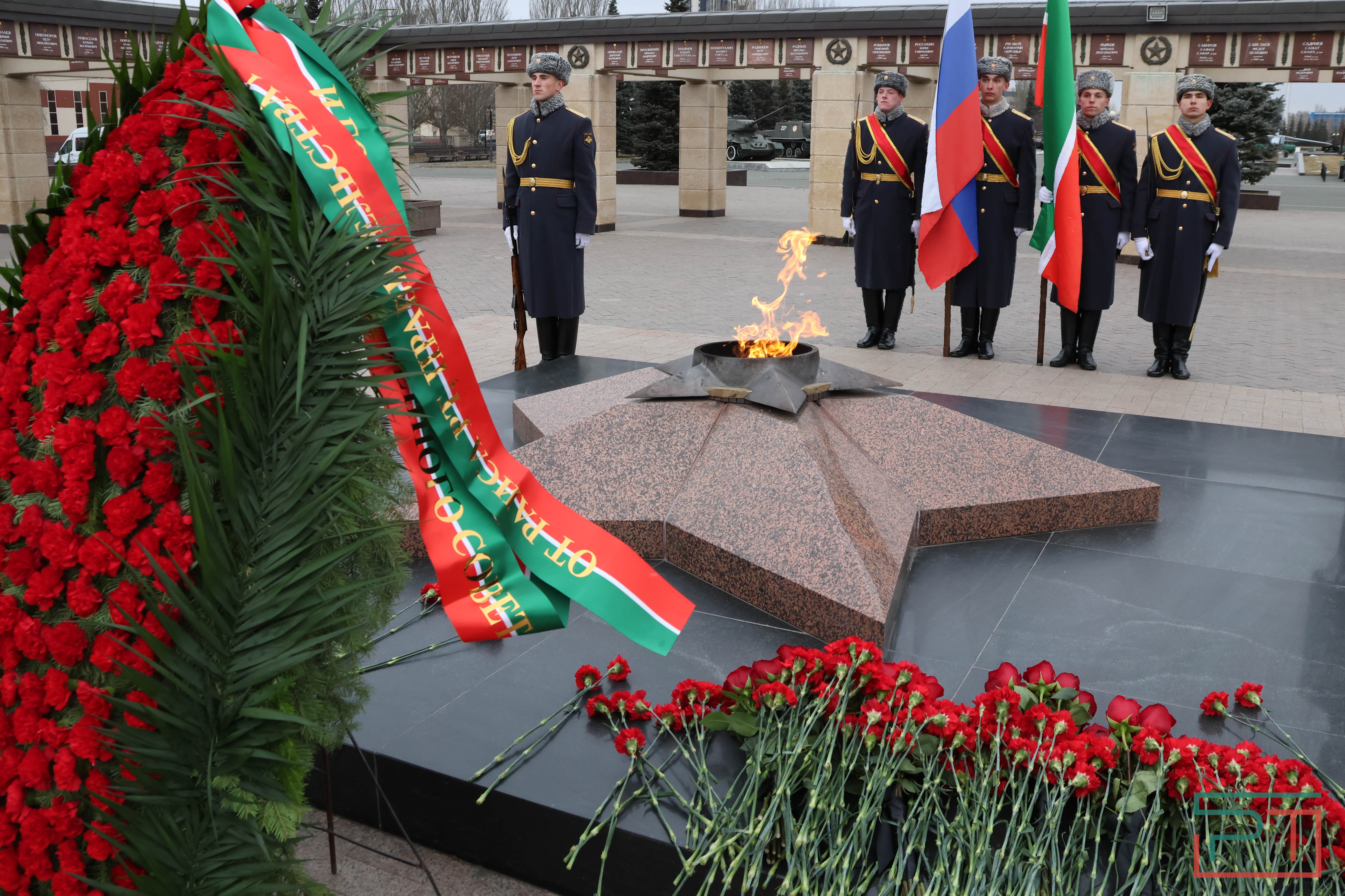 Возложение цветов в честь Дня Героев Отечества