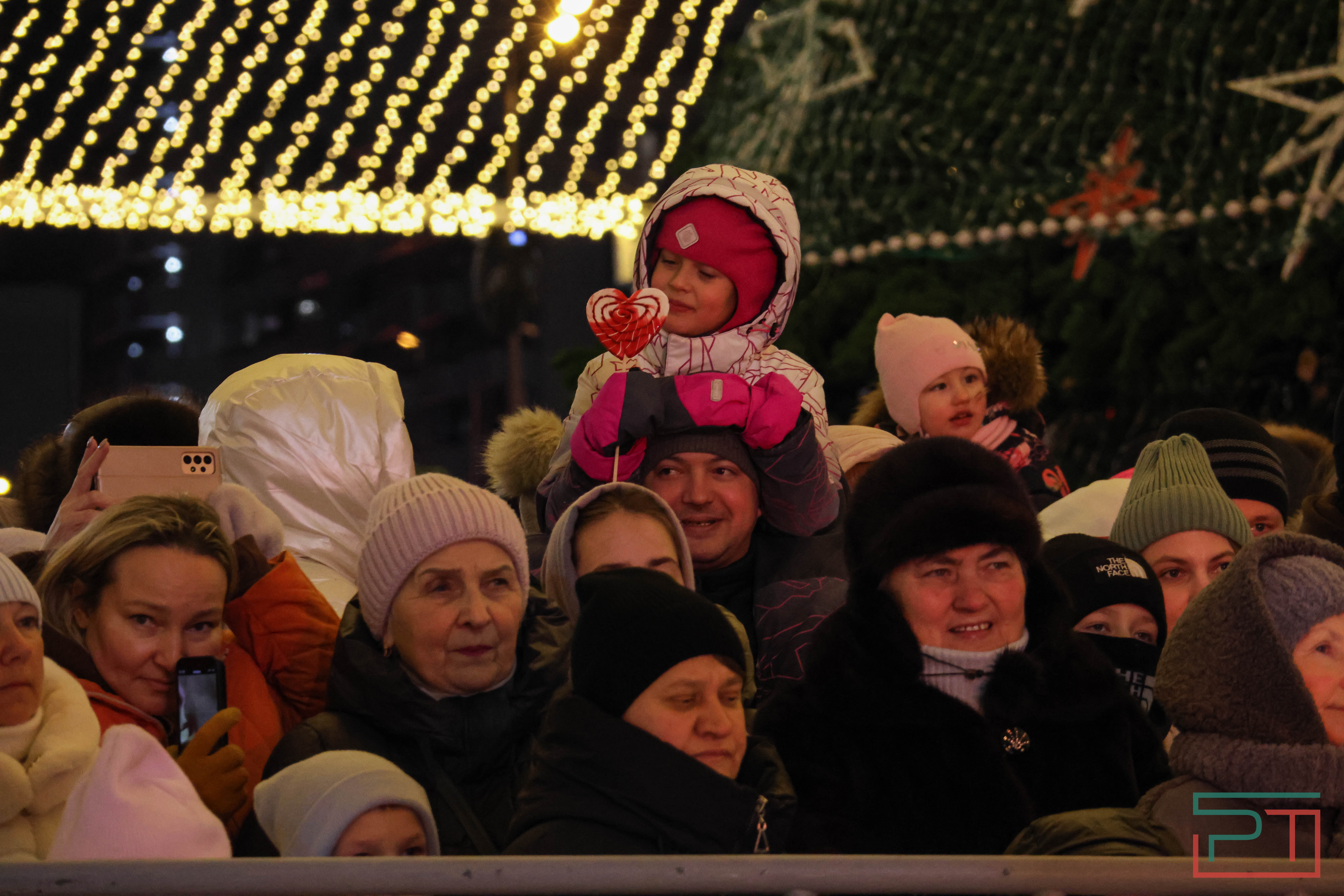 В Казани официально открыли главную елку города
