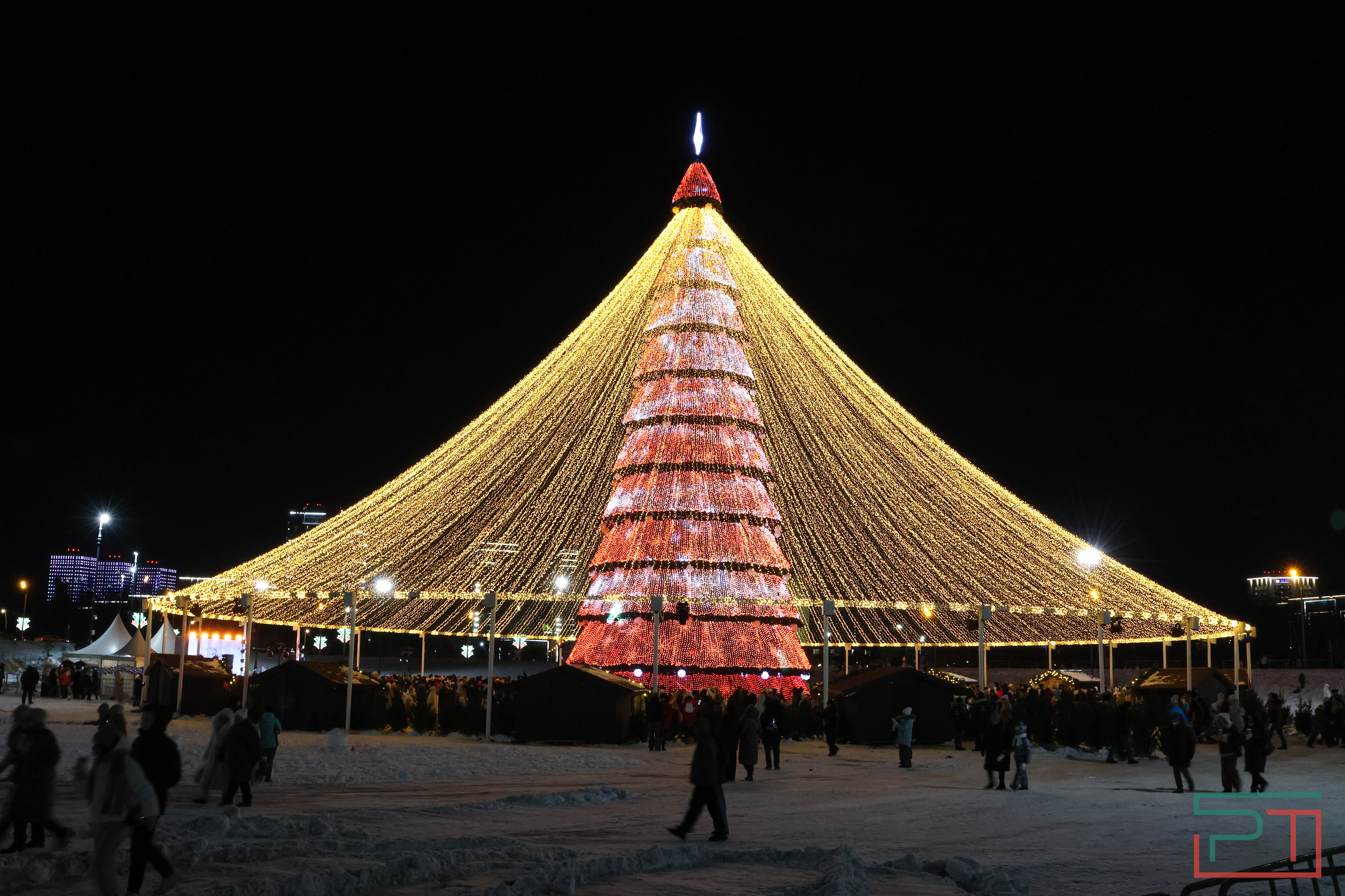 В Казани официально открыли главную елку города