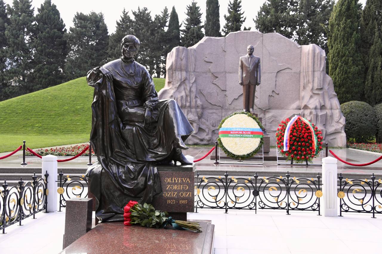 Минниханов в Азербайджане возложил венок к могиле Гейдара Алиева