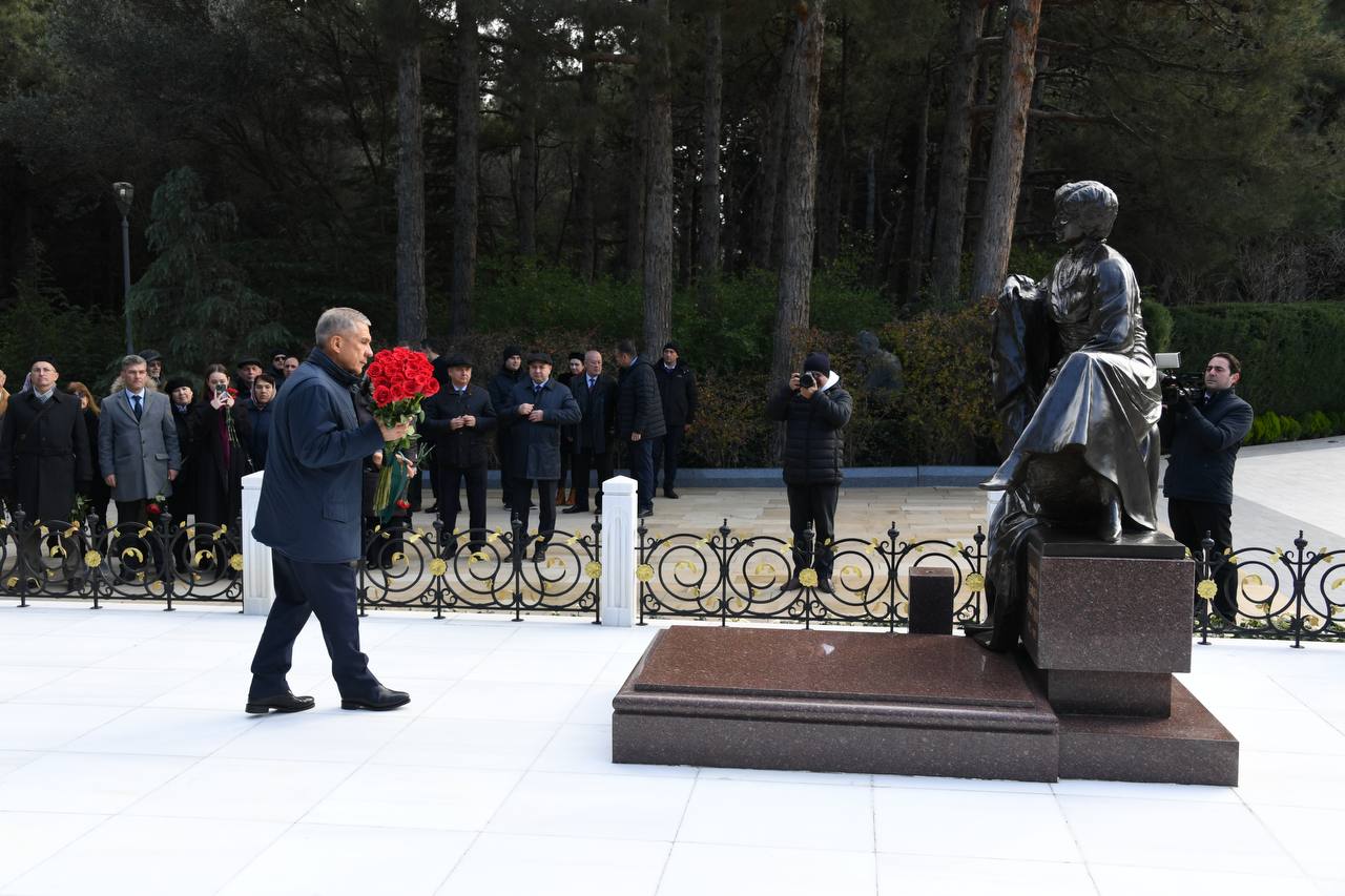 Минниханов в Азербайджане возложил венок к могиле Гейдара Алиева