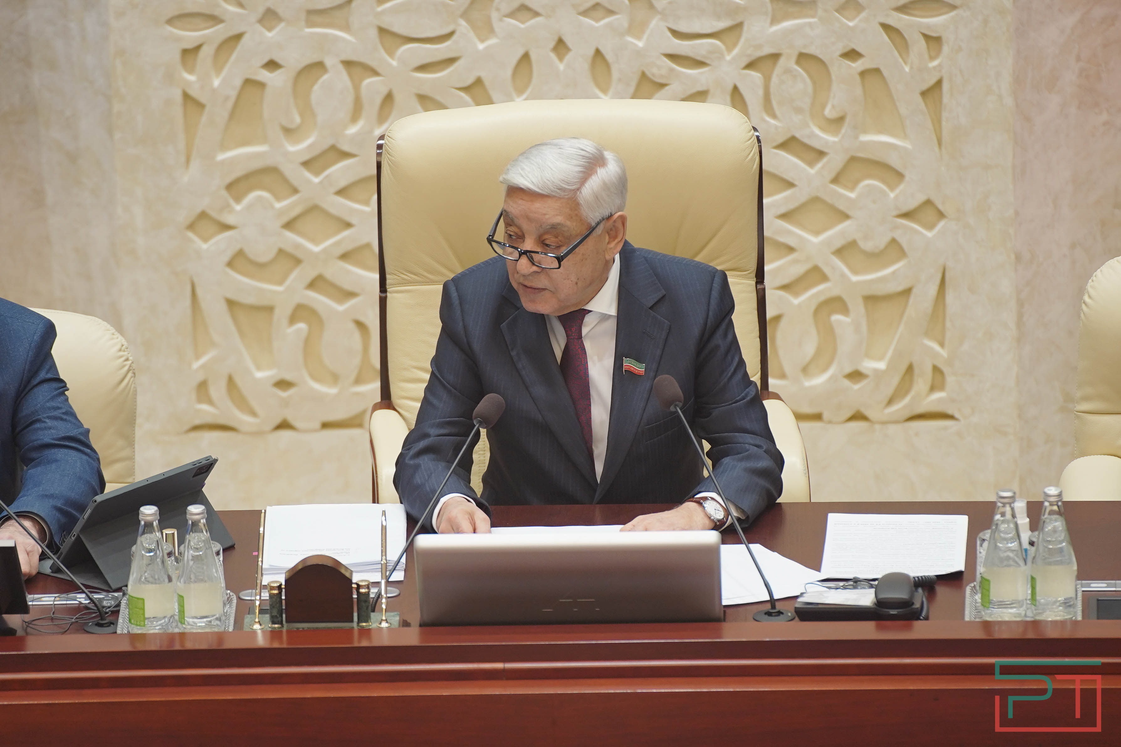 Мигрантов адаптировать, собак регистрировать: Госсовет Татарстана провел последнюю сессию в году