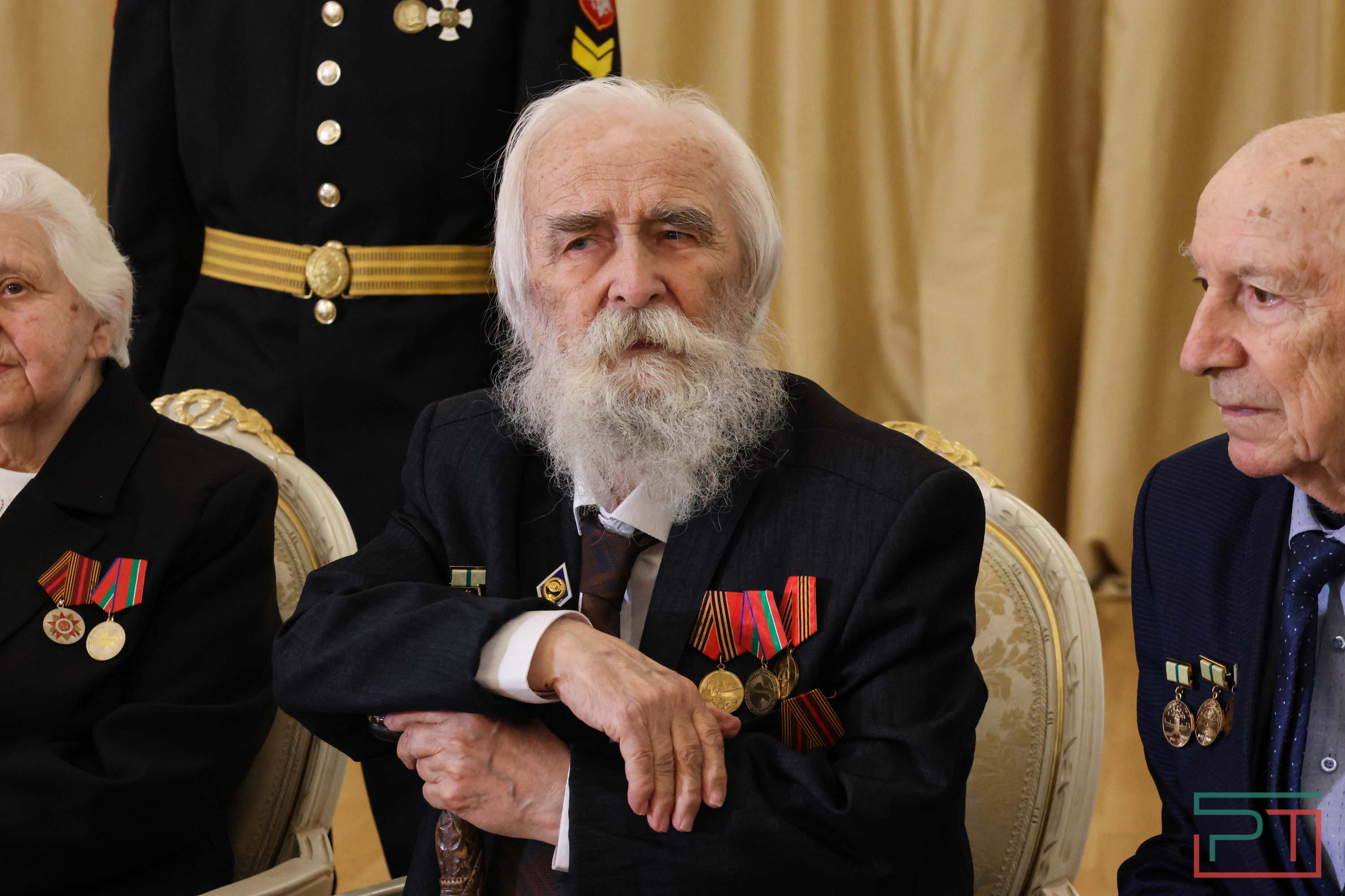 Вручение медалей ветеранам войны