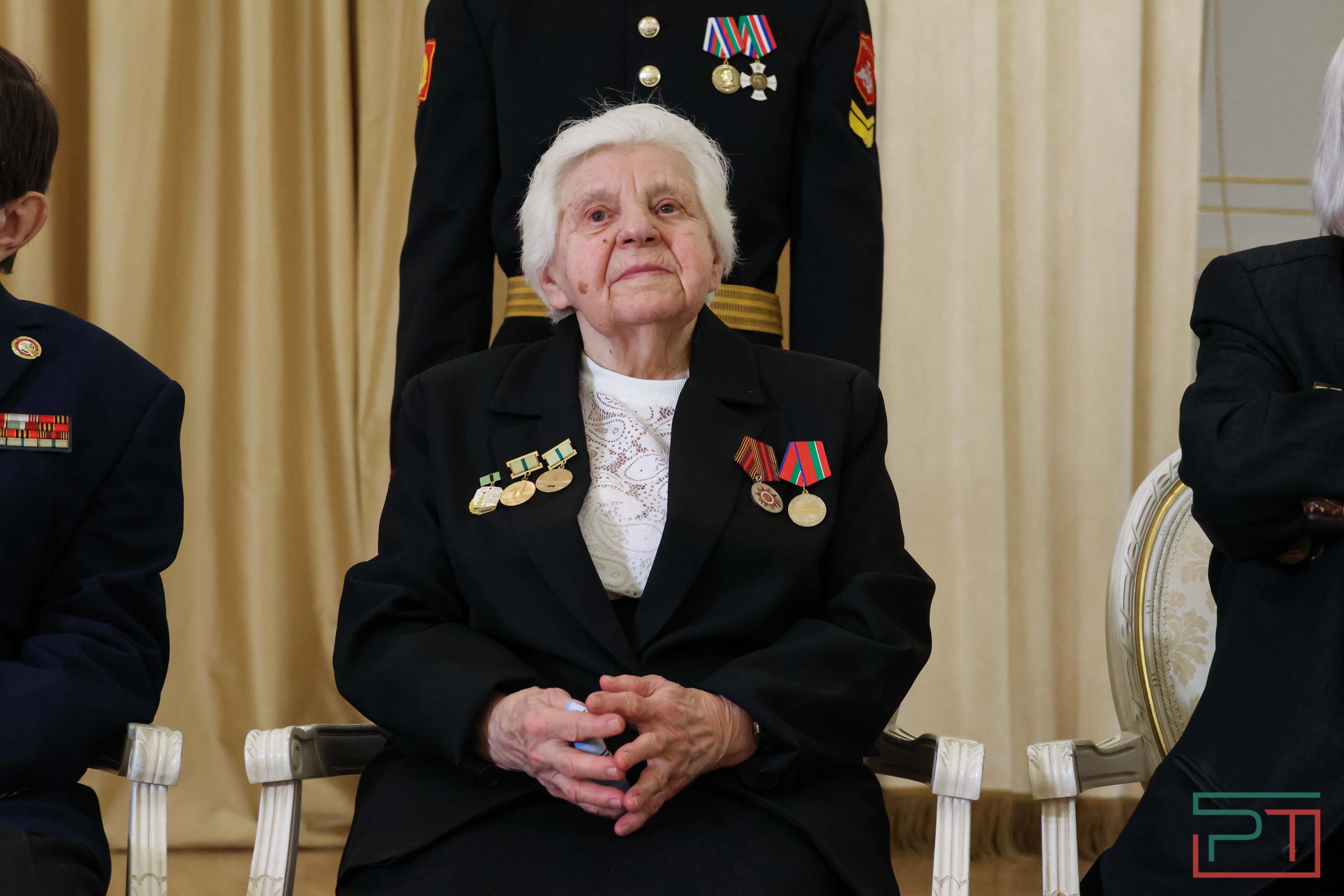 Вручение медалей ветеранам войны