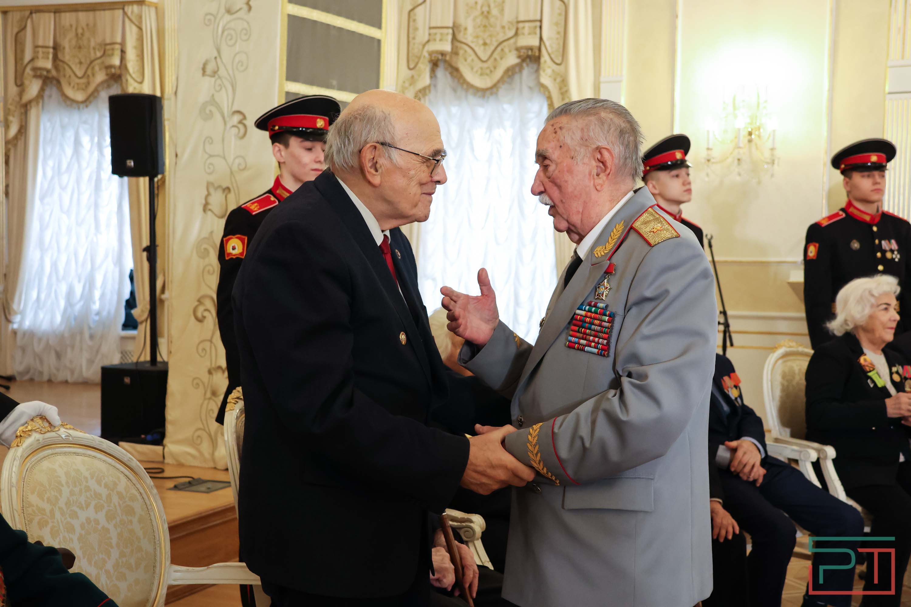 Вручение медалей ветеранам войны