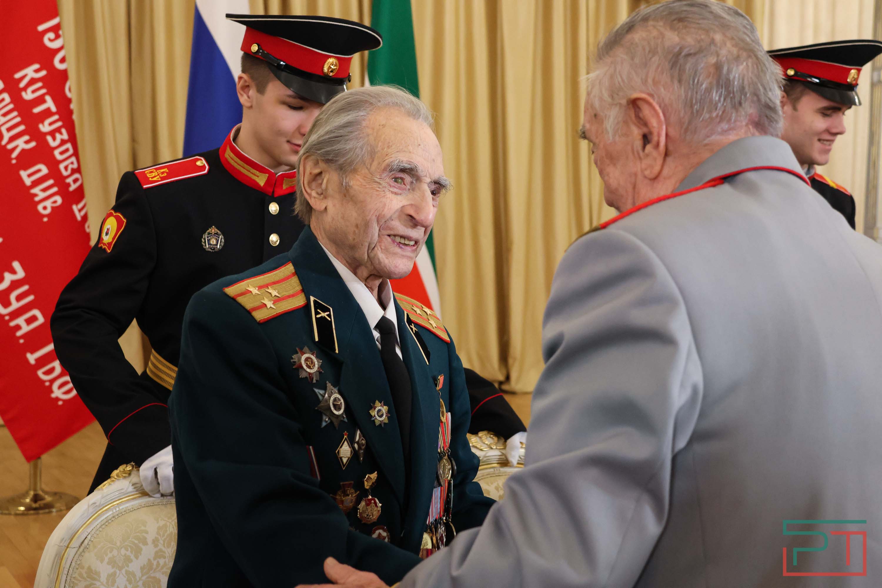 Вручение медалей ветеранам войны