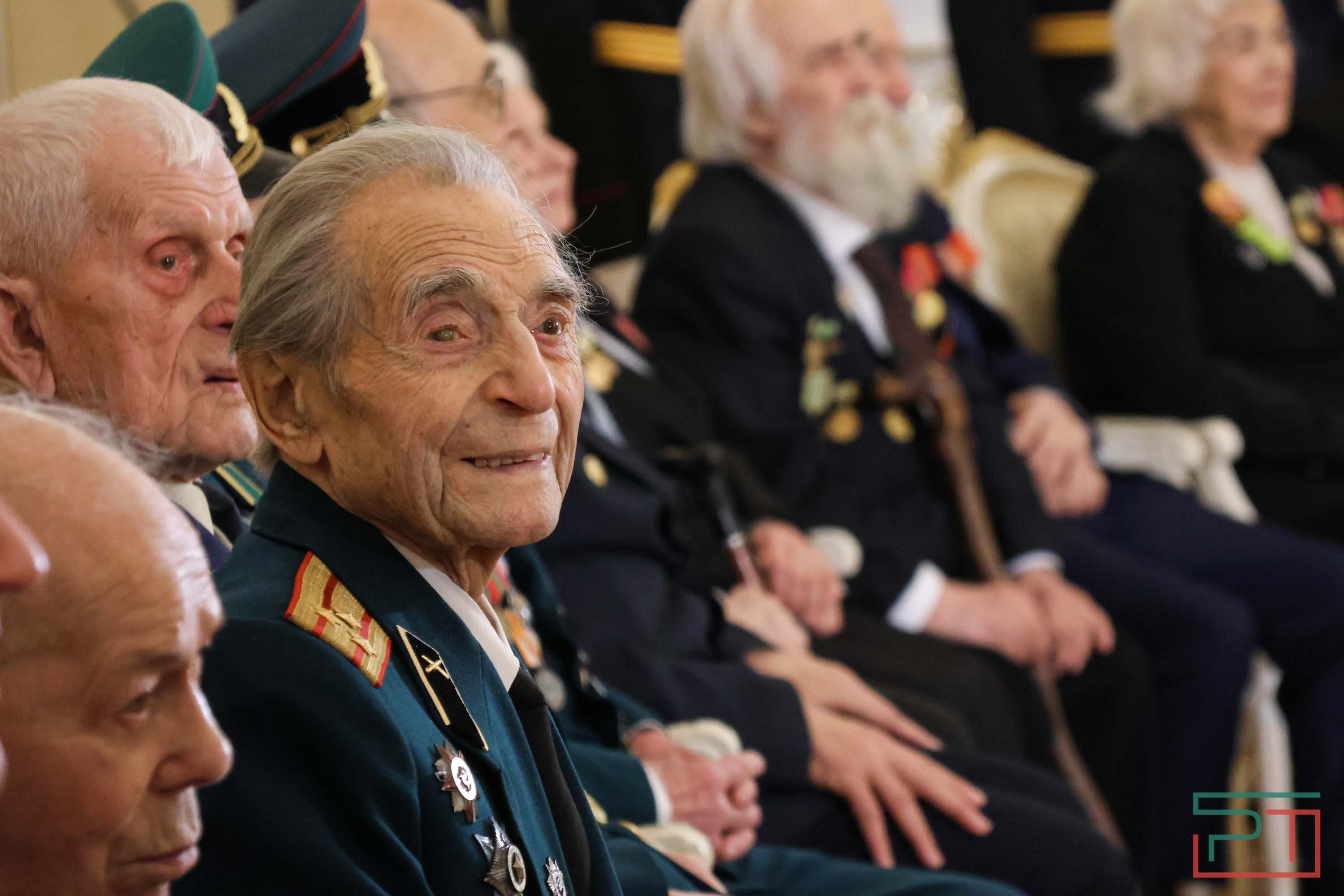 Вручение медалей ветеранам войны