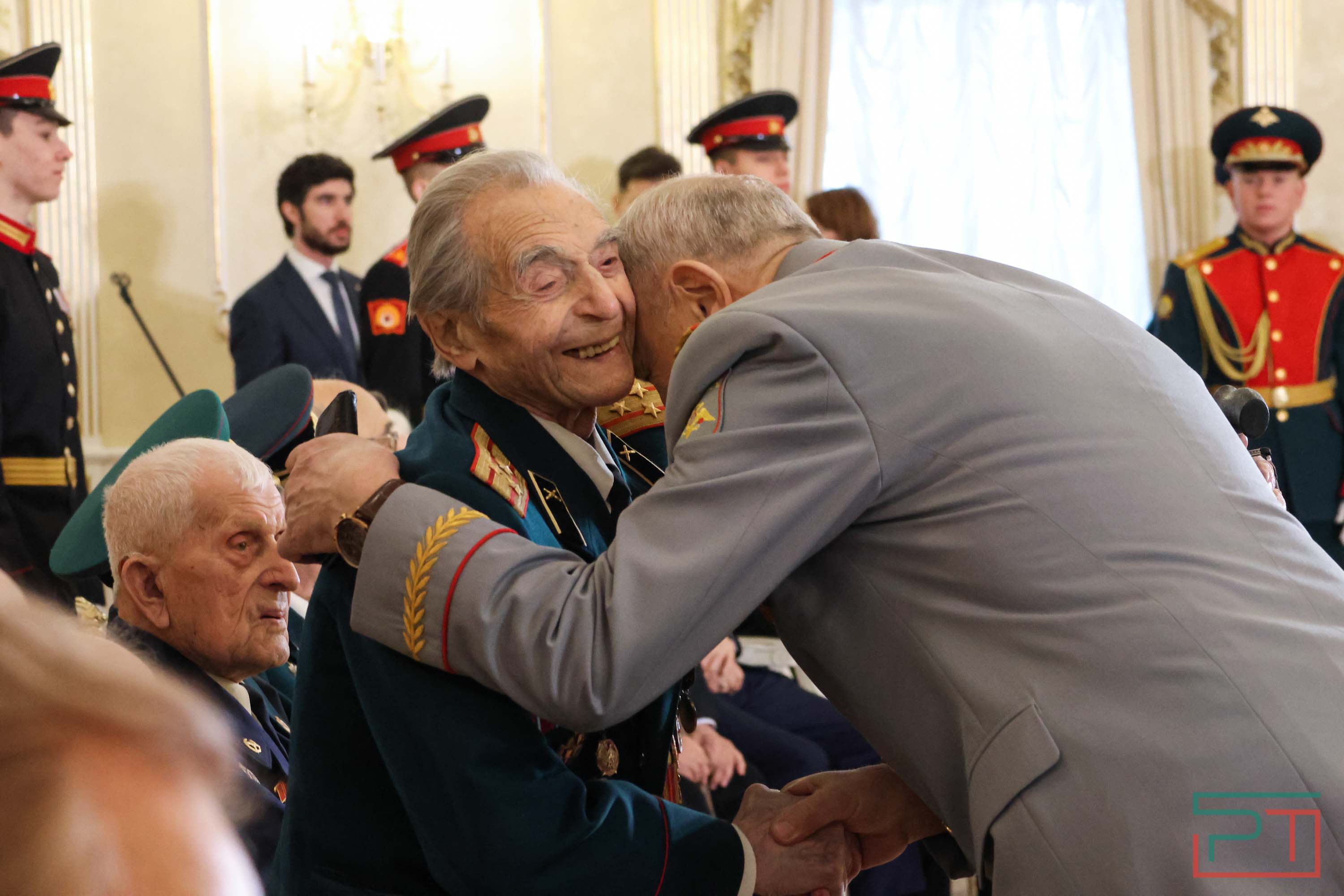 Вручение медалей ветеранам войны