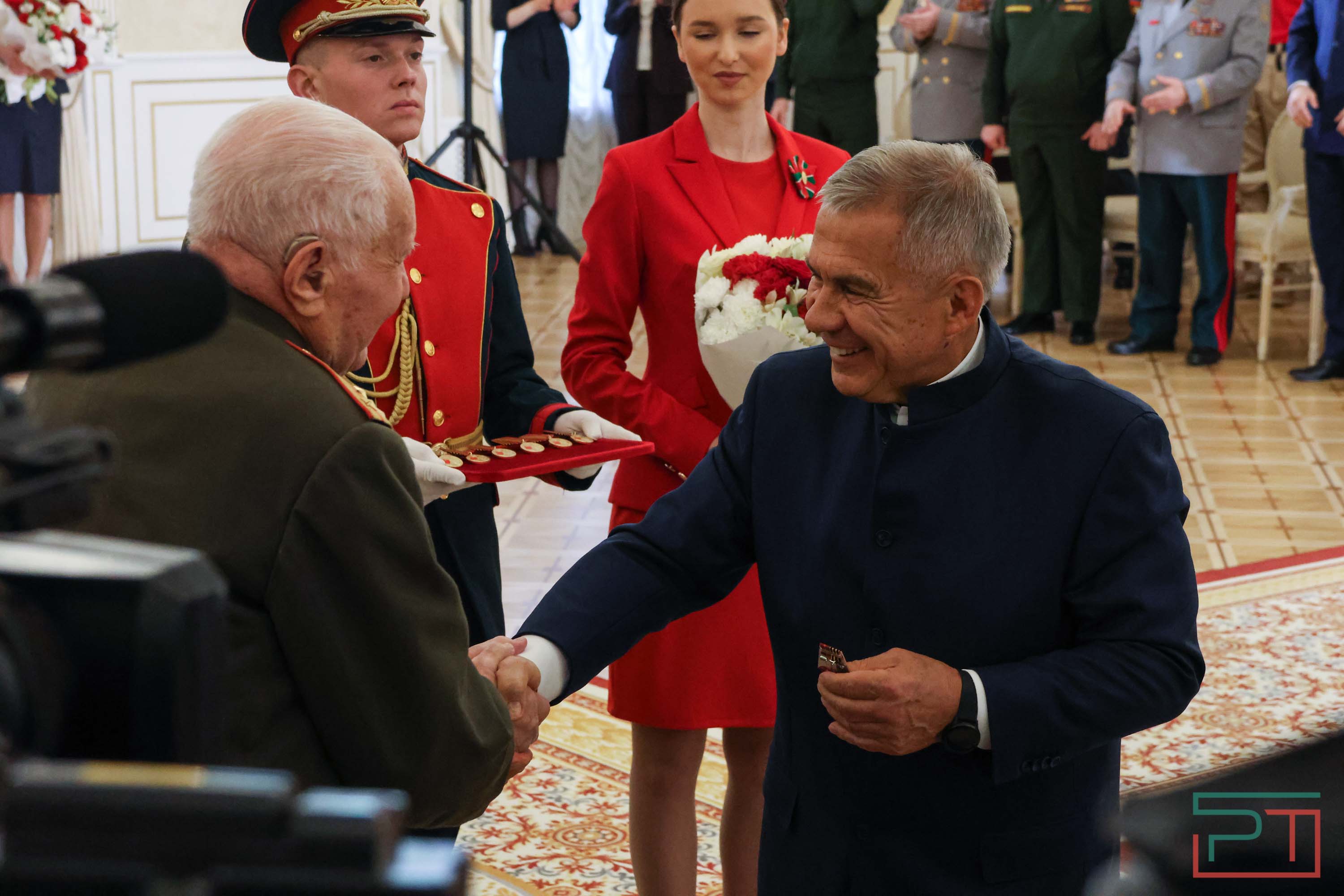 Вручение медалей ветеранам войны