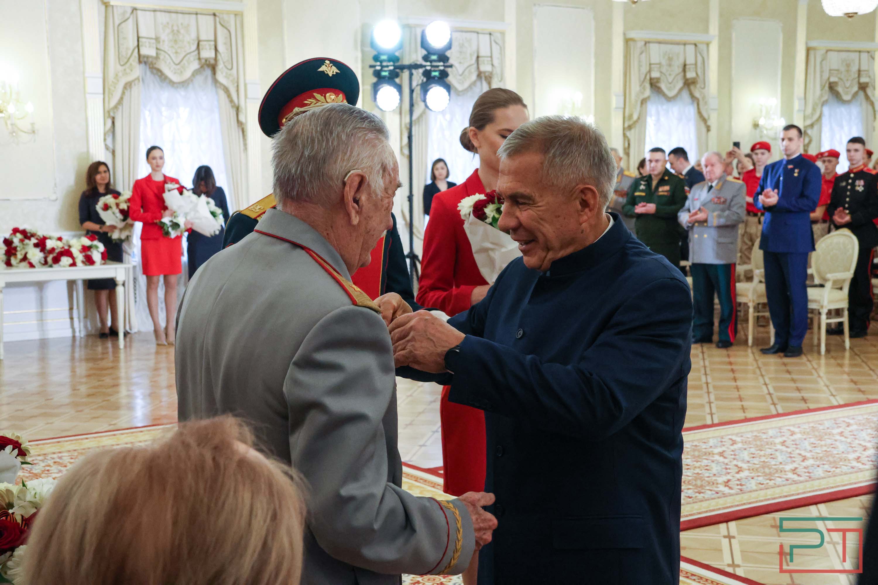 Вручение медалей ветеранам войны