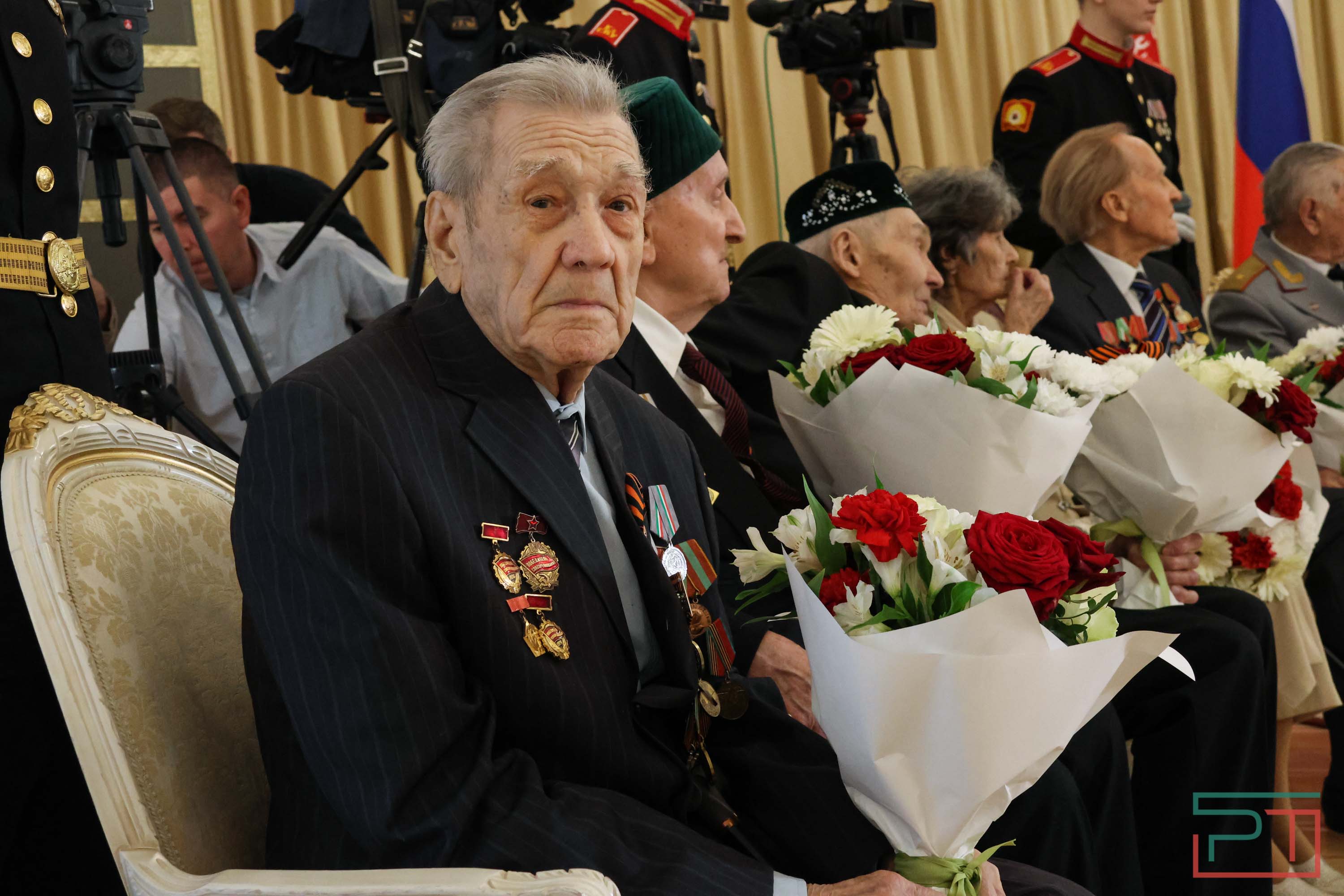 Вручение медалей ветеранам войны