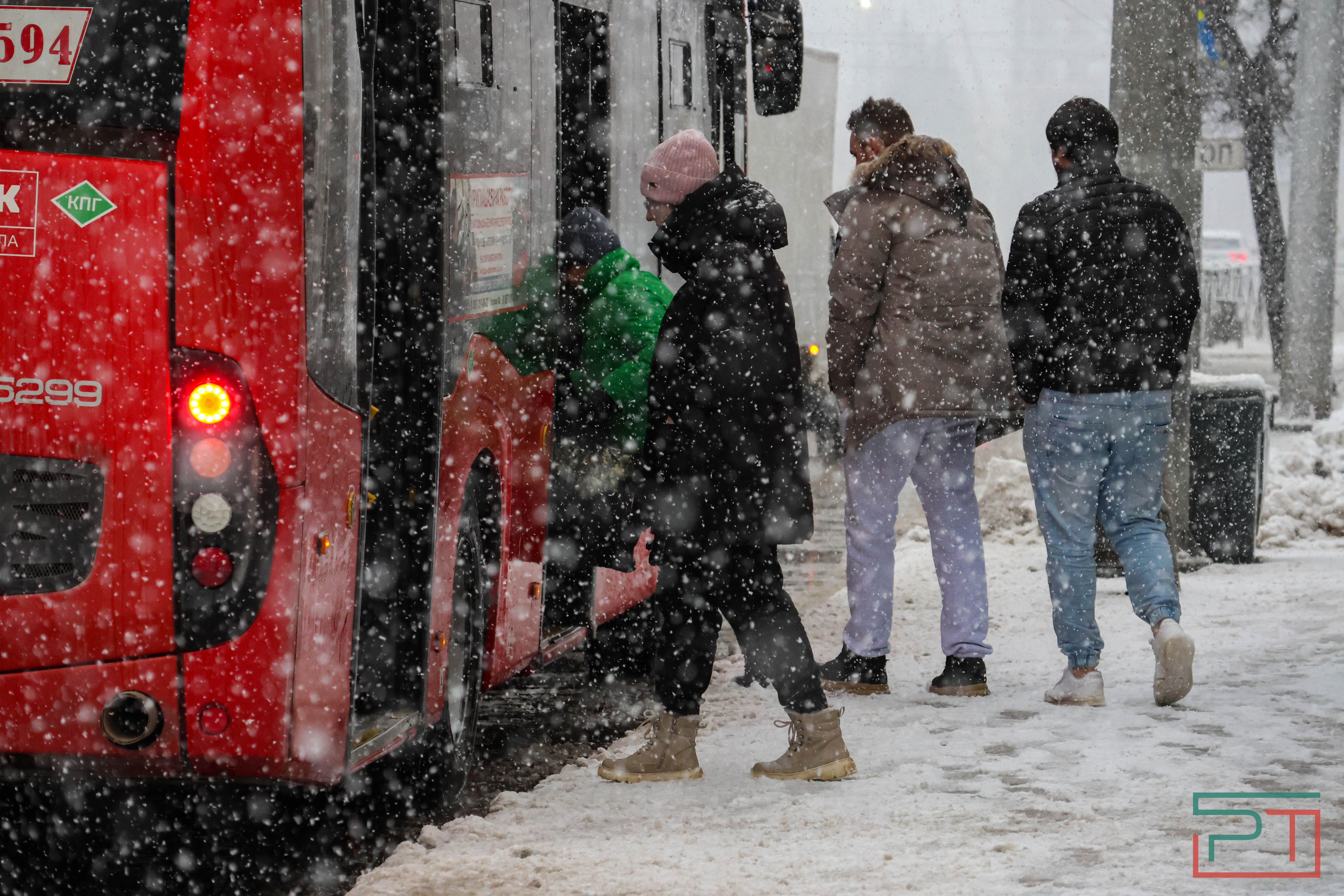 Зима отменяется: в январе казанцам вместо лыж пригодились зонтики